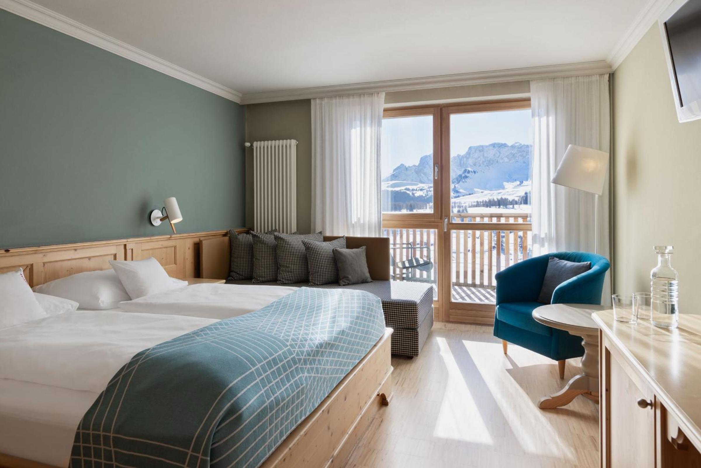 Superior Double Room with Balcony and Mountain View