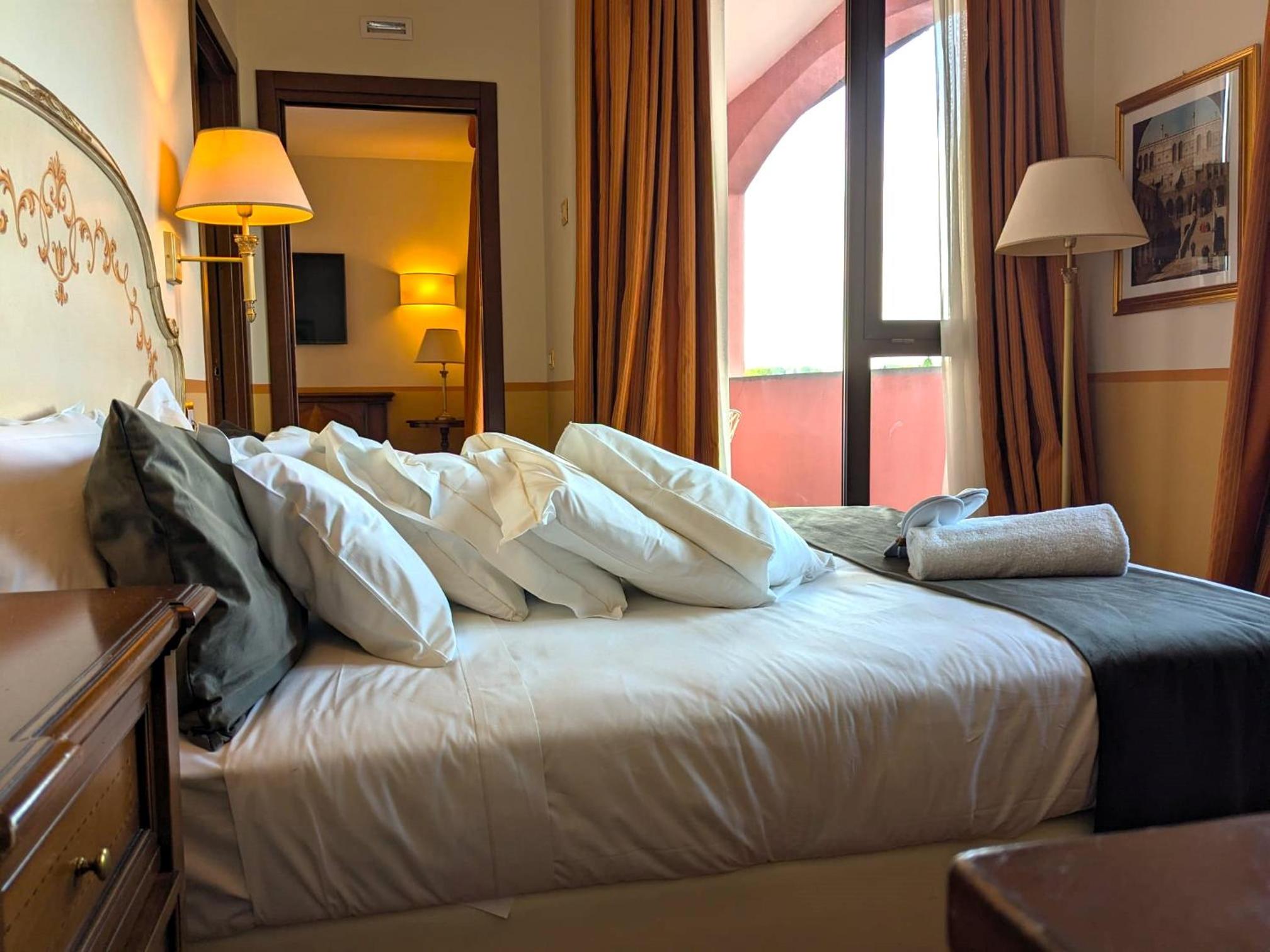 Suite Firenze with hot tub photo 3