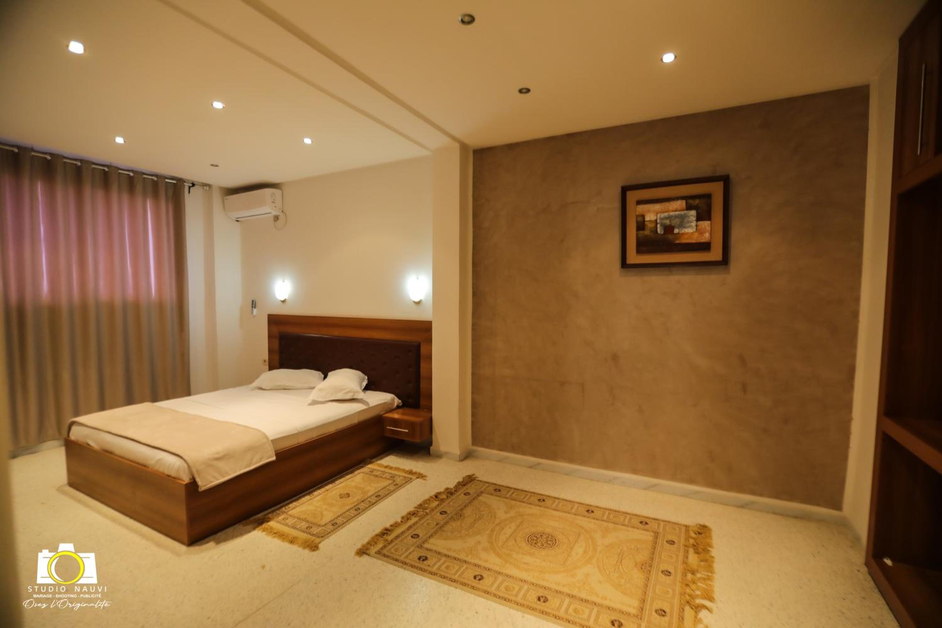 Deluxe One-Bedroom Apartment