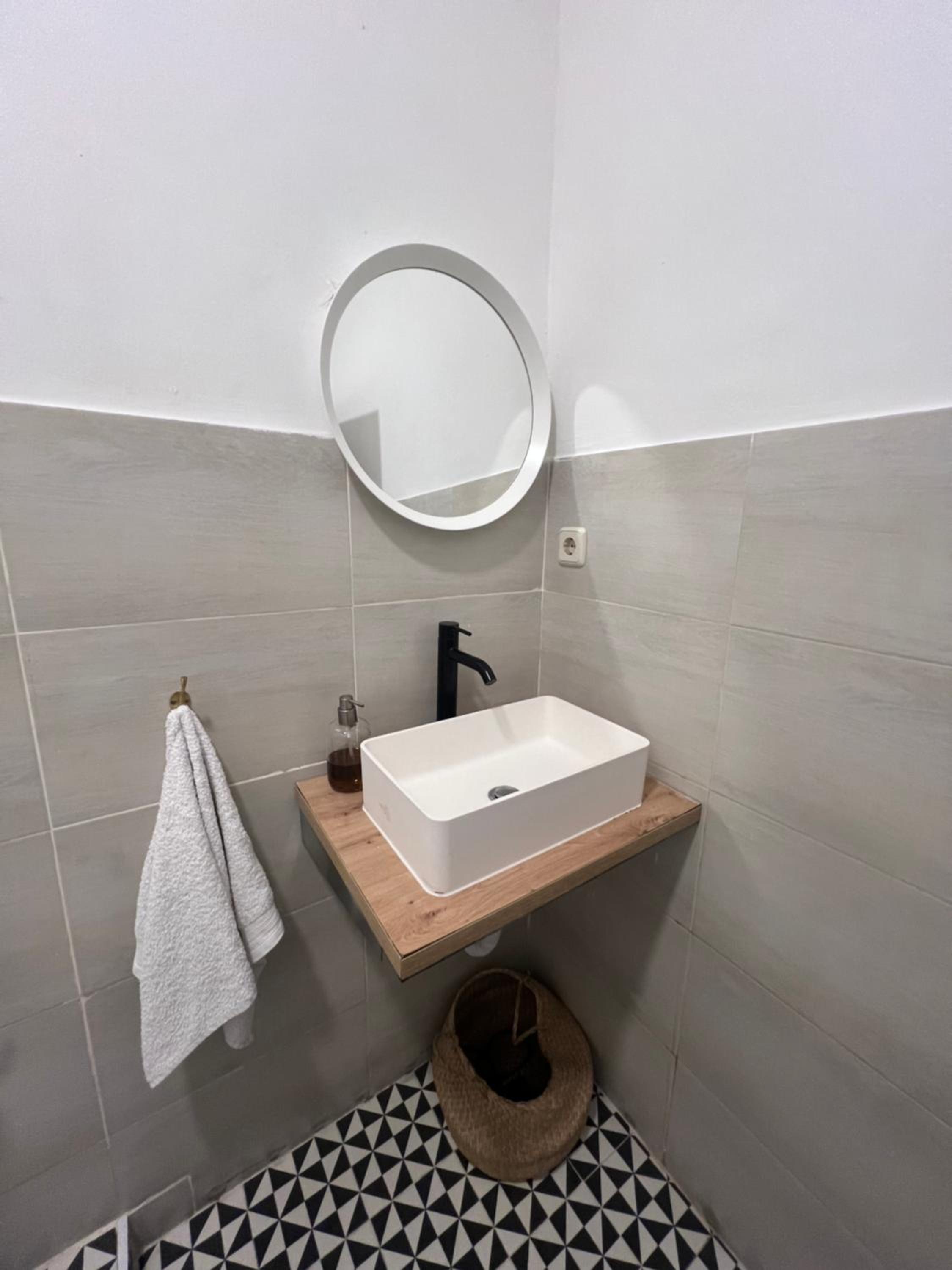 Standard Single Room with Shared Bathroom photo 2