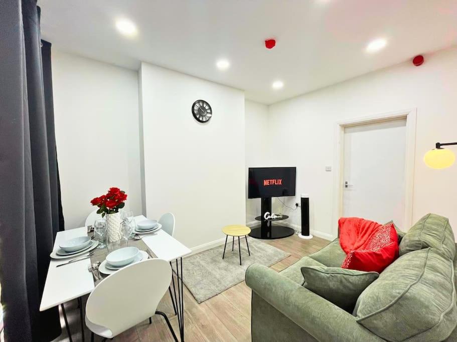 One-Bedroom Apartment photo 1