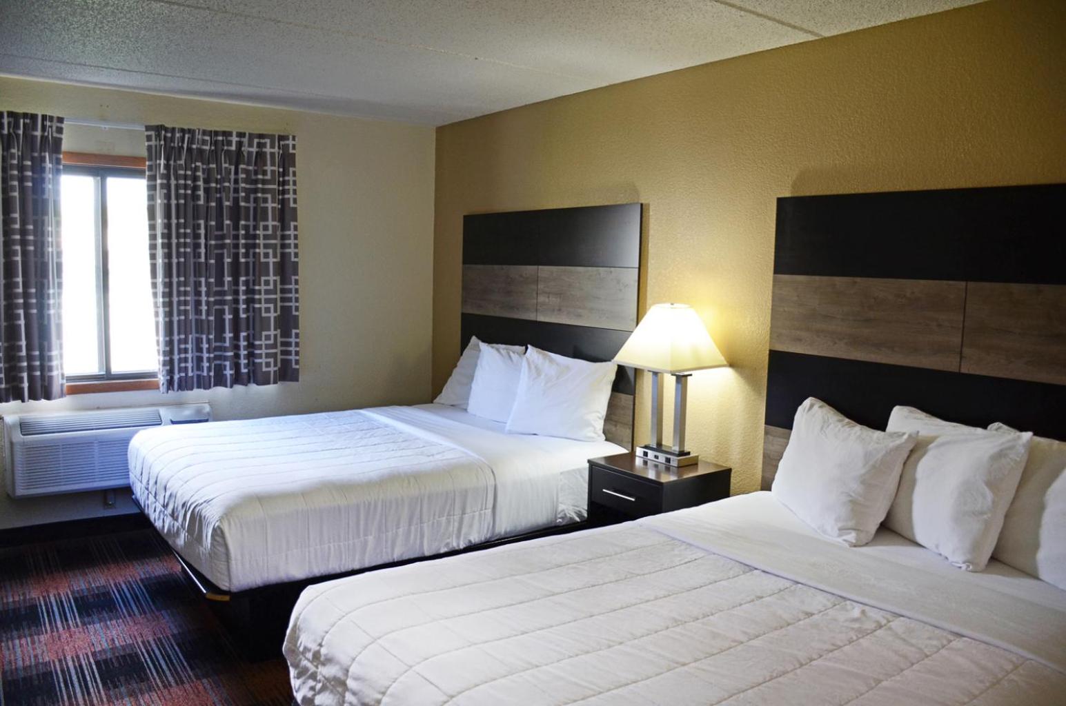Queen Room with Two Queen Beds - Non-Smoking - Photo 3