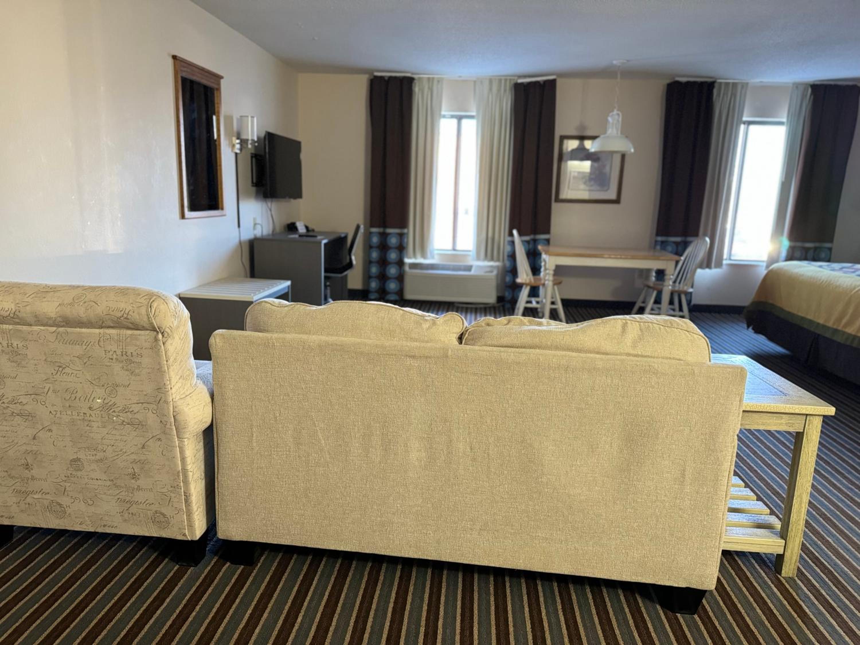 Deluxe King Suite - Photo 4