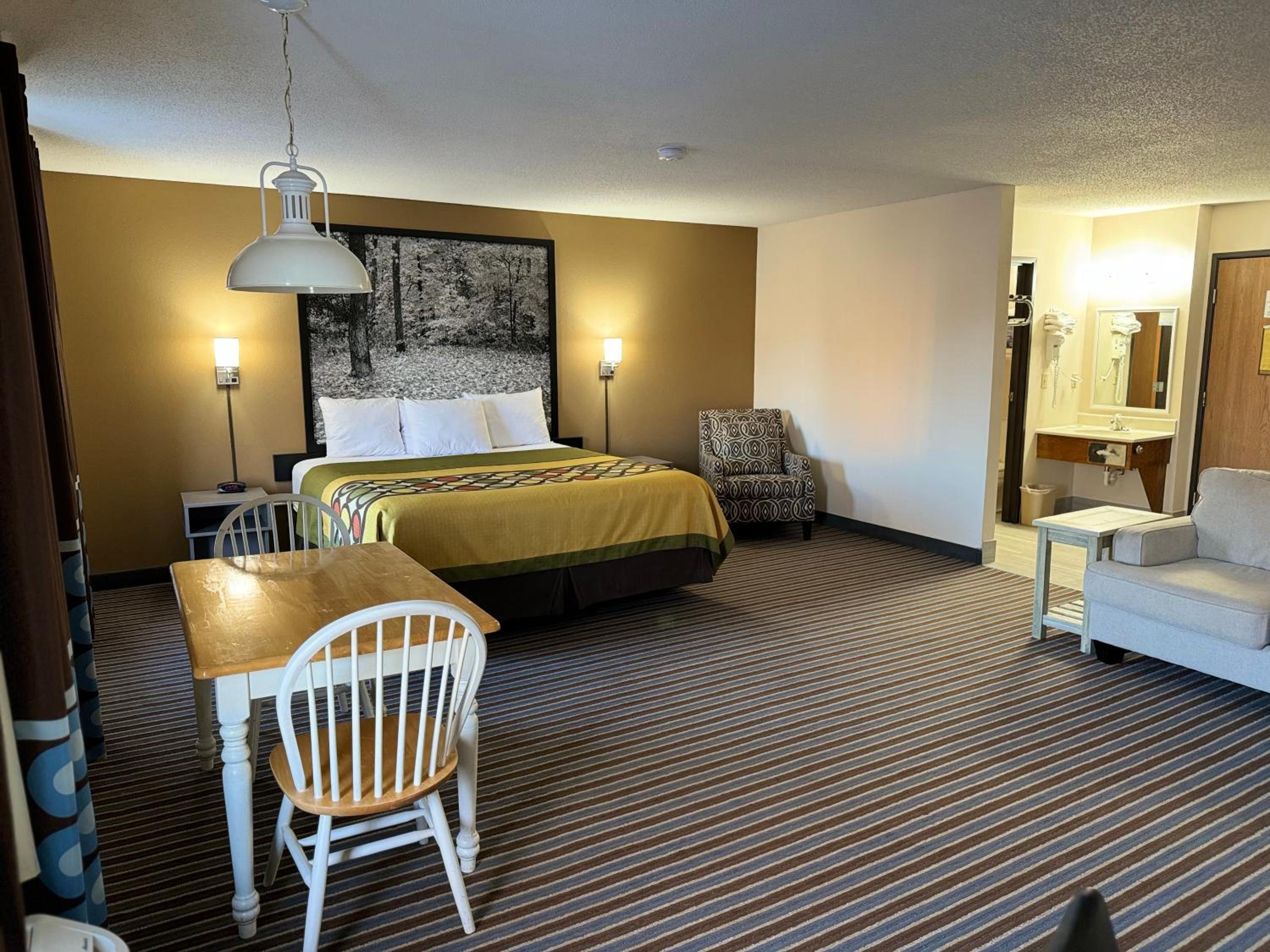 Deluxe King Suite - Photo 5