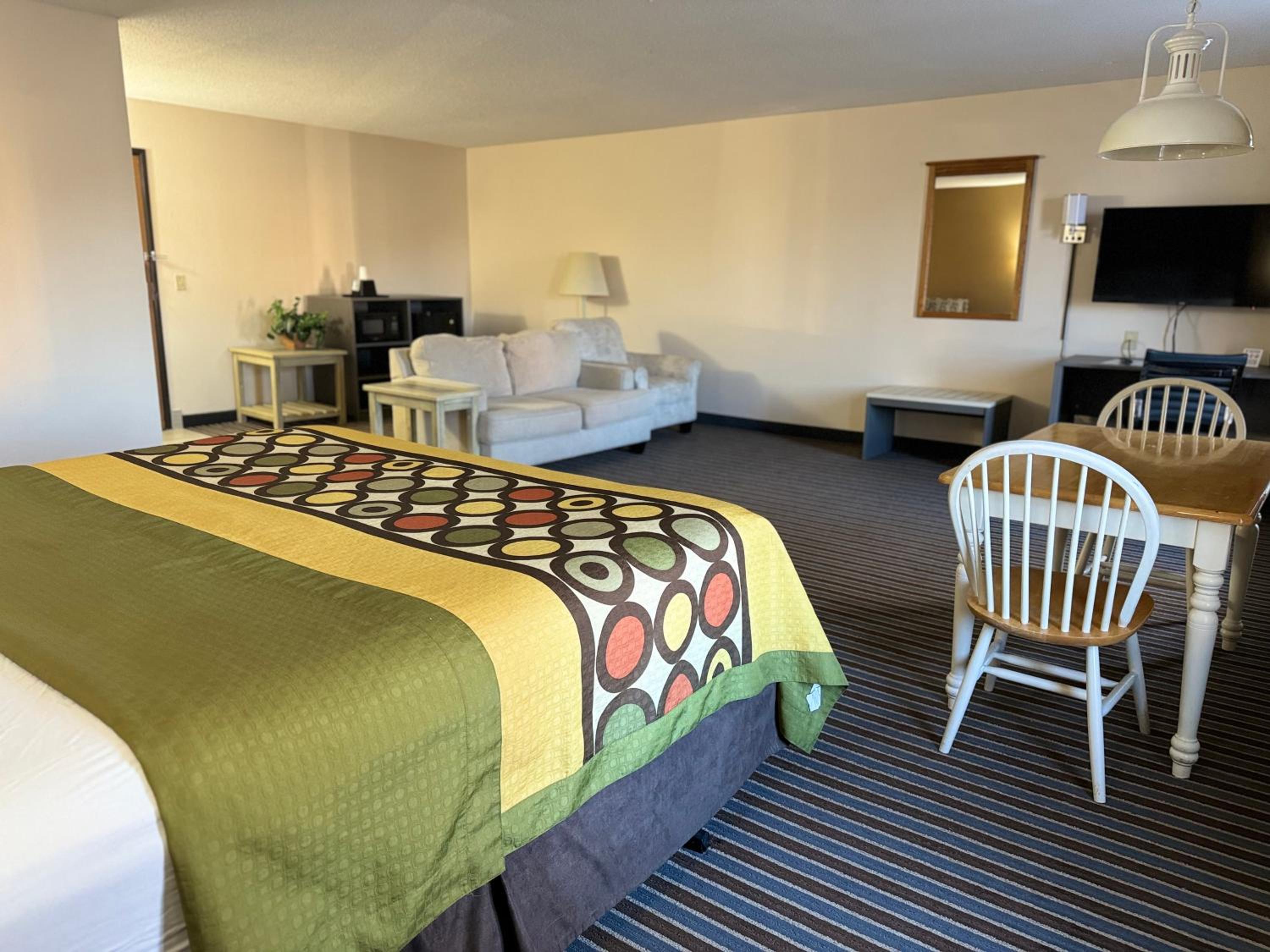 Deluxe King Suite - Photo 6