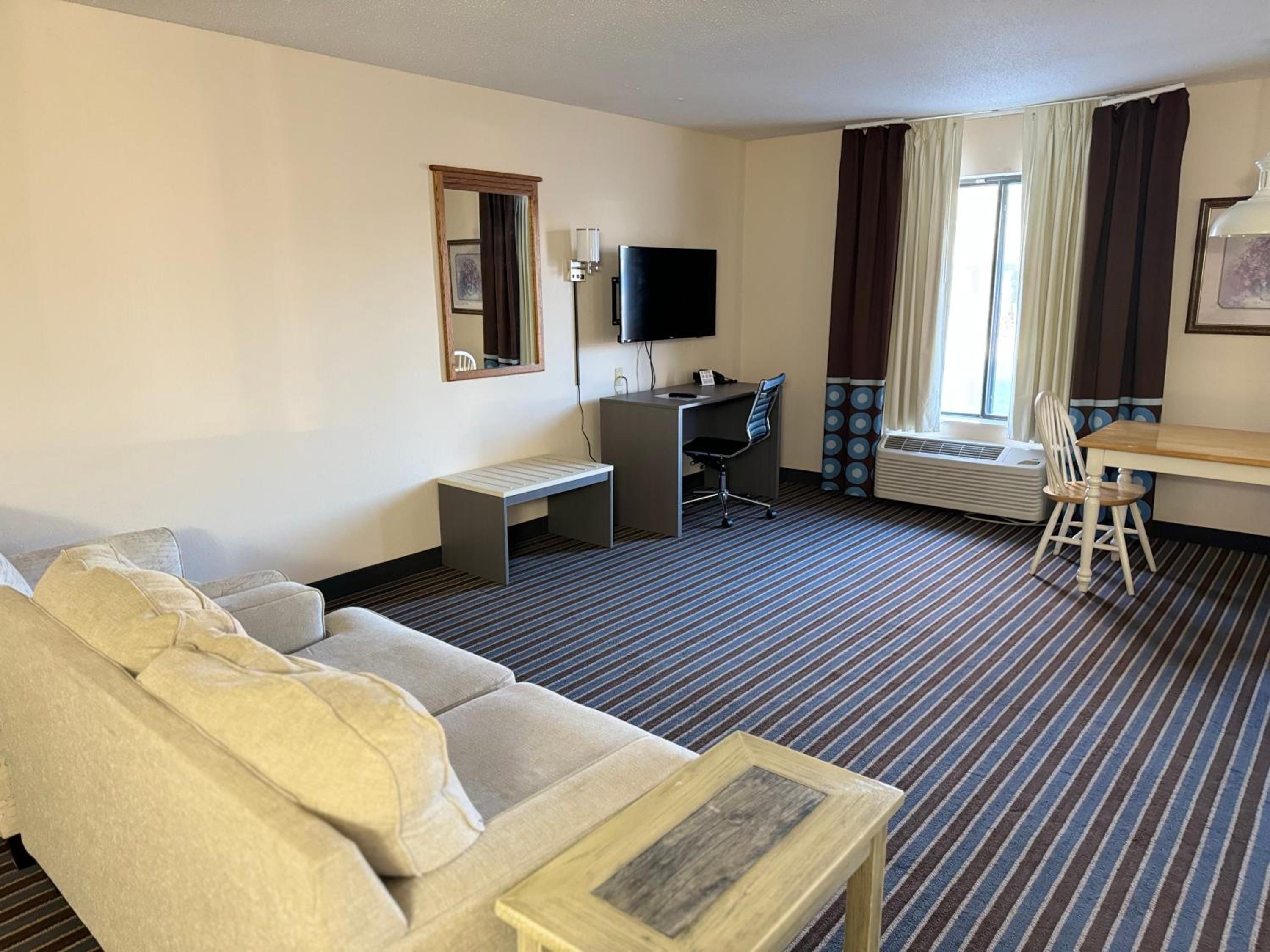 Deluxe King Suite - Photo 7
