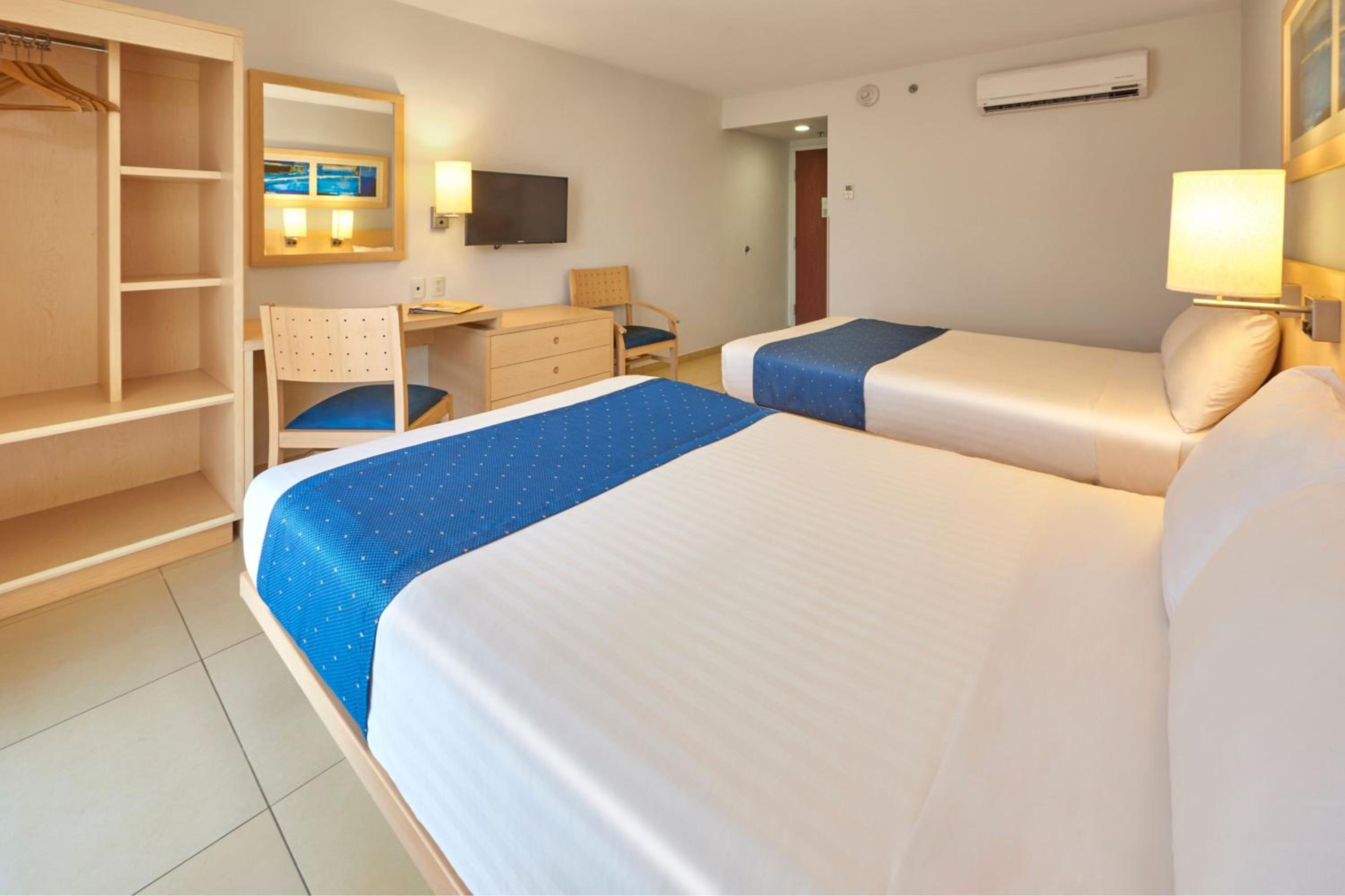 Double Room with Two Double Beds - Photo 8