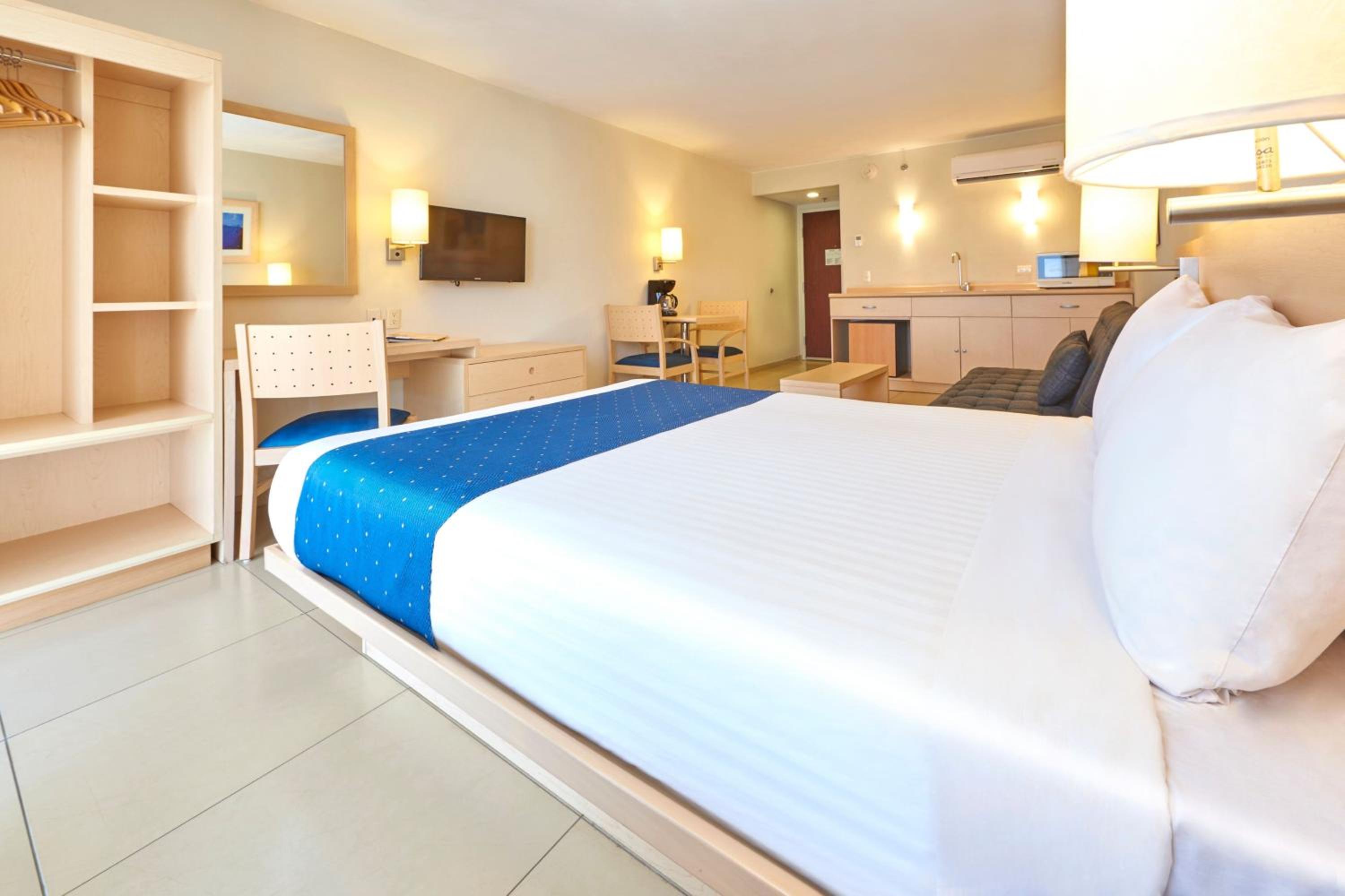 Queen Suite with Sofa Bed - Photo 8