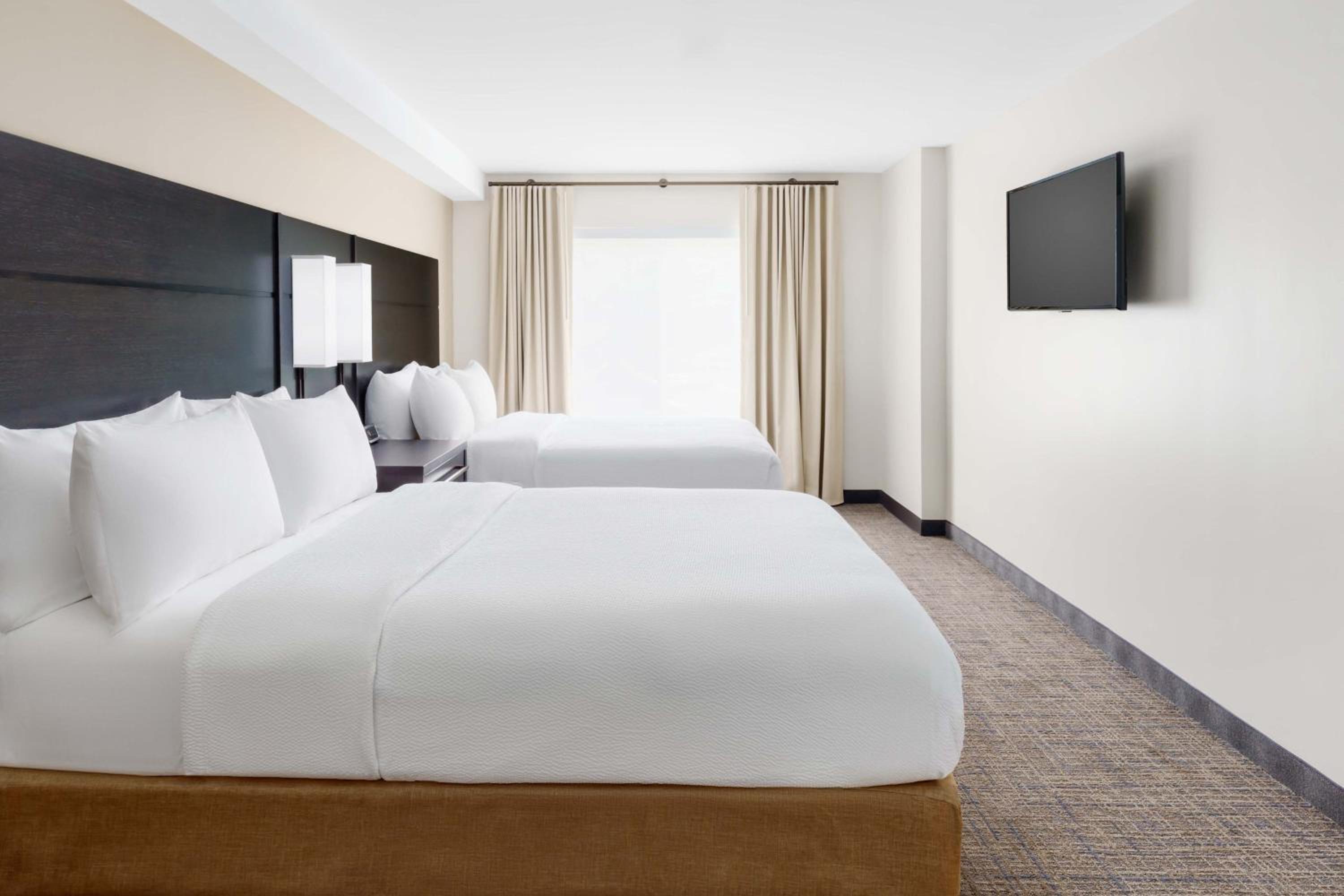 One-Bedroom Suite with Two Queen Beds and Sofa Bed - Photo 4