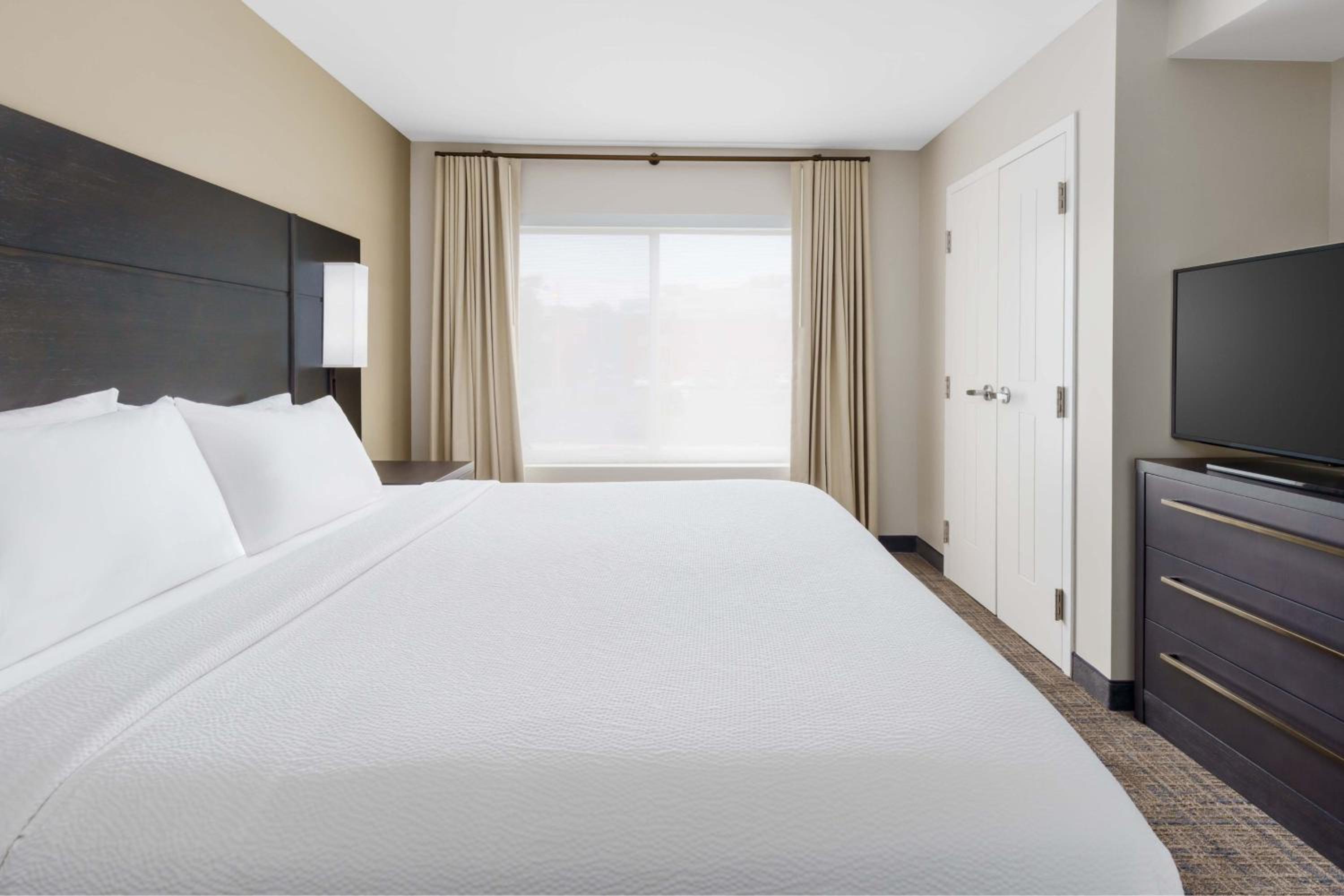 One-Bedroom King Suite with Sofa Bed  - Photo 9
