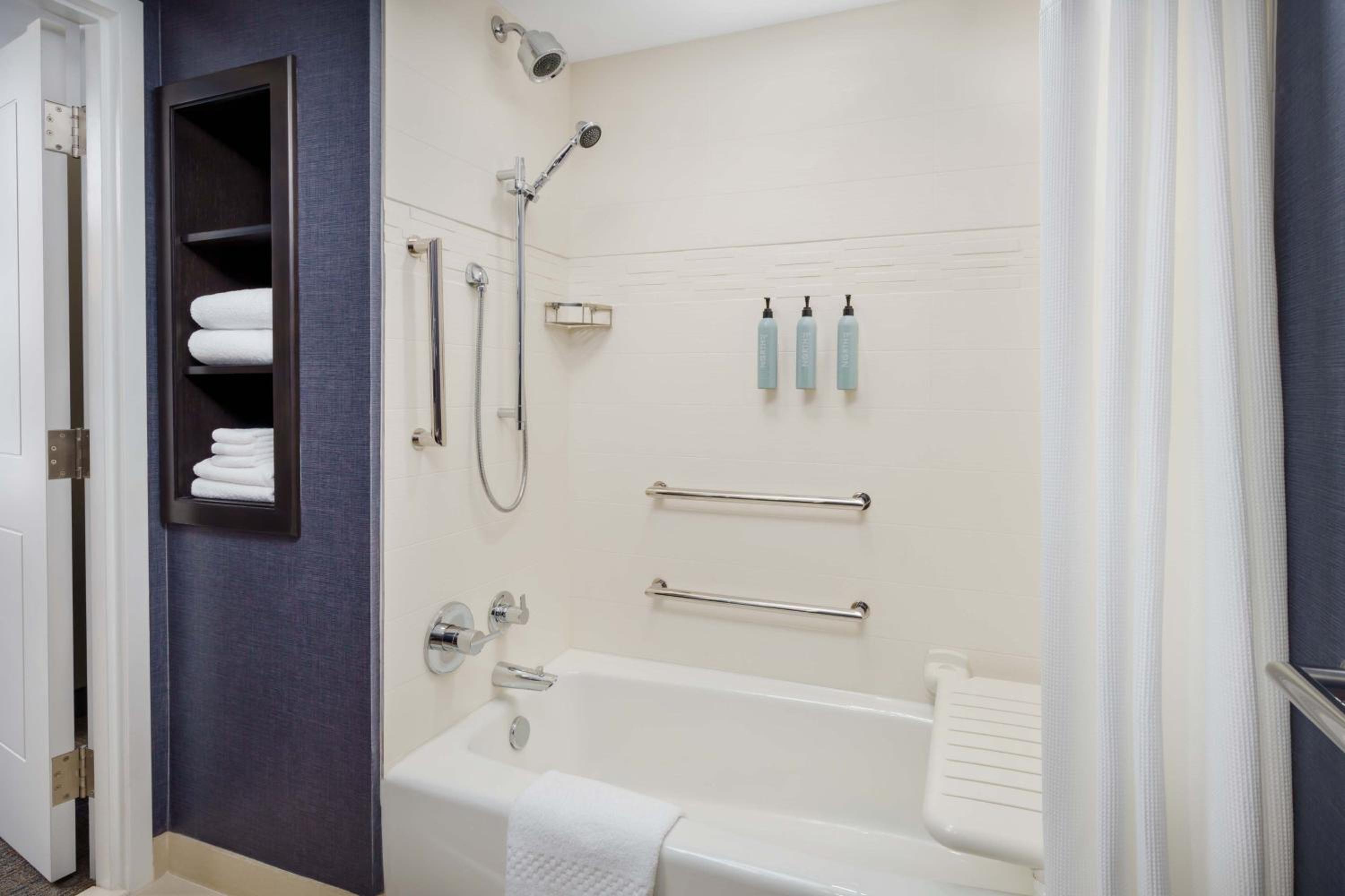One-Bedroom King Suite with Sofa Bed  - Photo 2