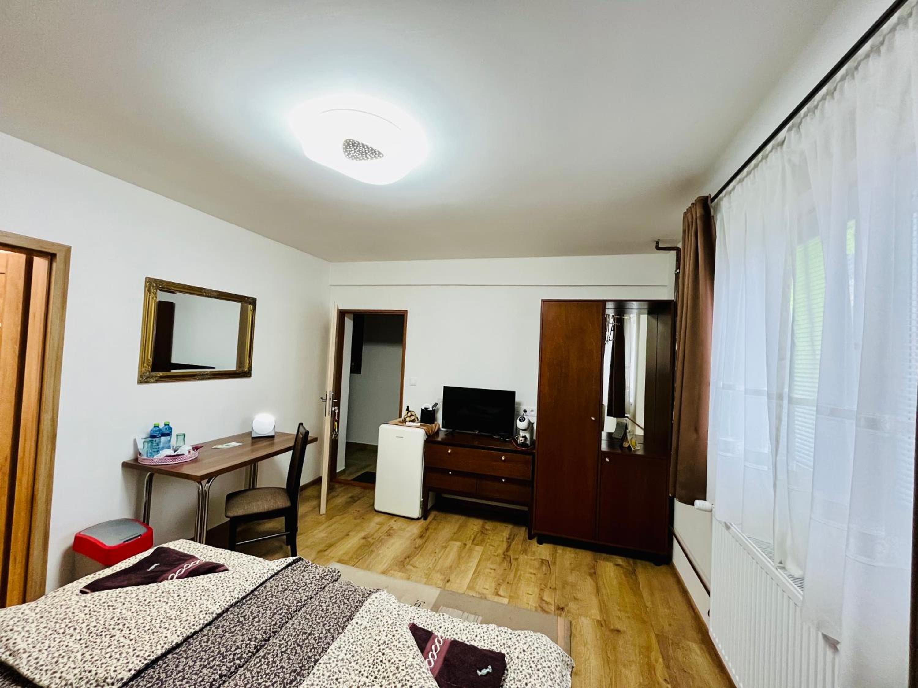 Standard King Room - Photo 12