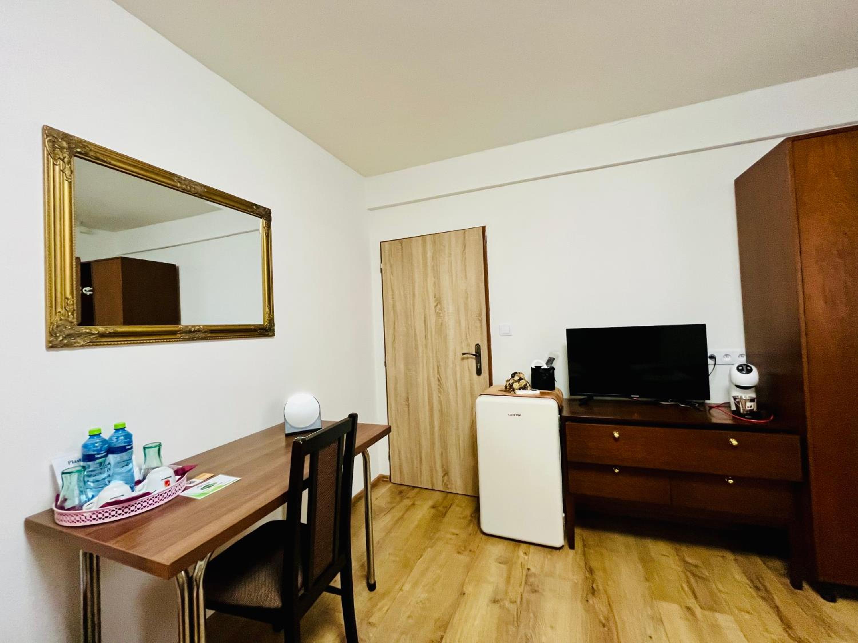 Standard King Room - Photo 20
