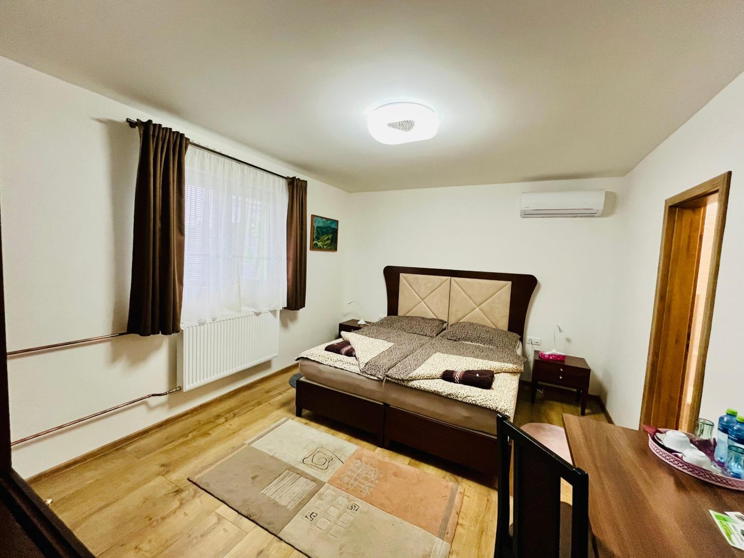 Standard King Room - Photo 5