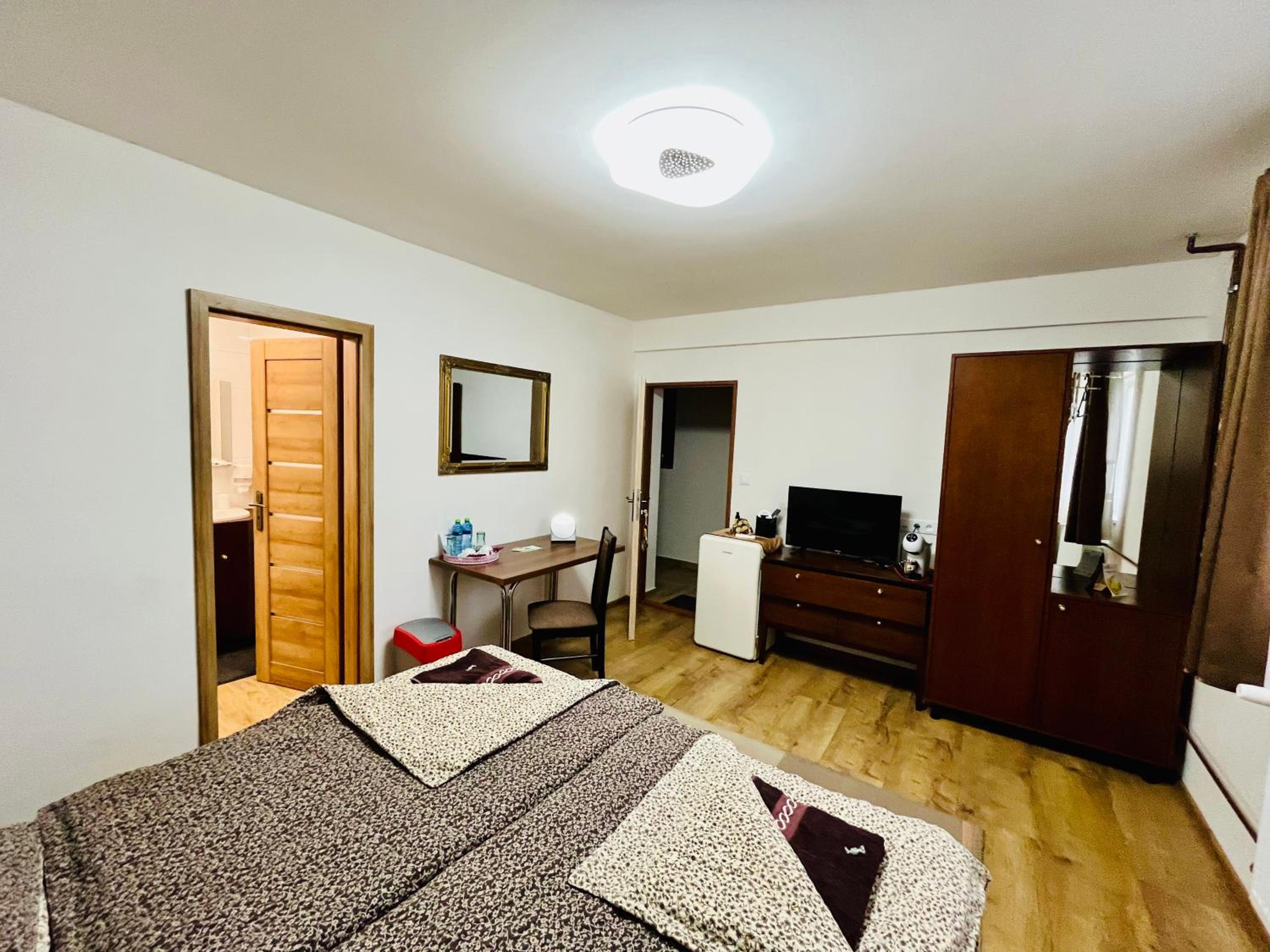 Standard King Room - Photo 14