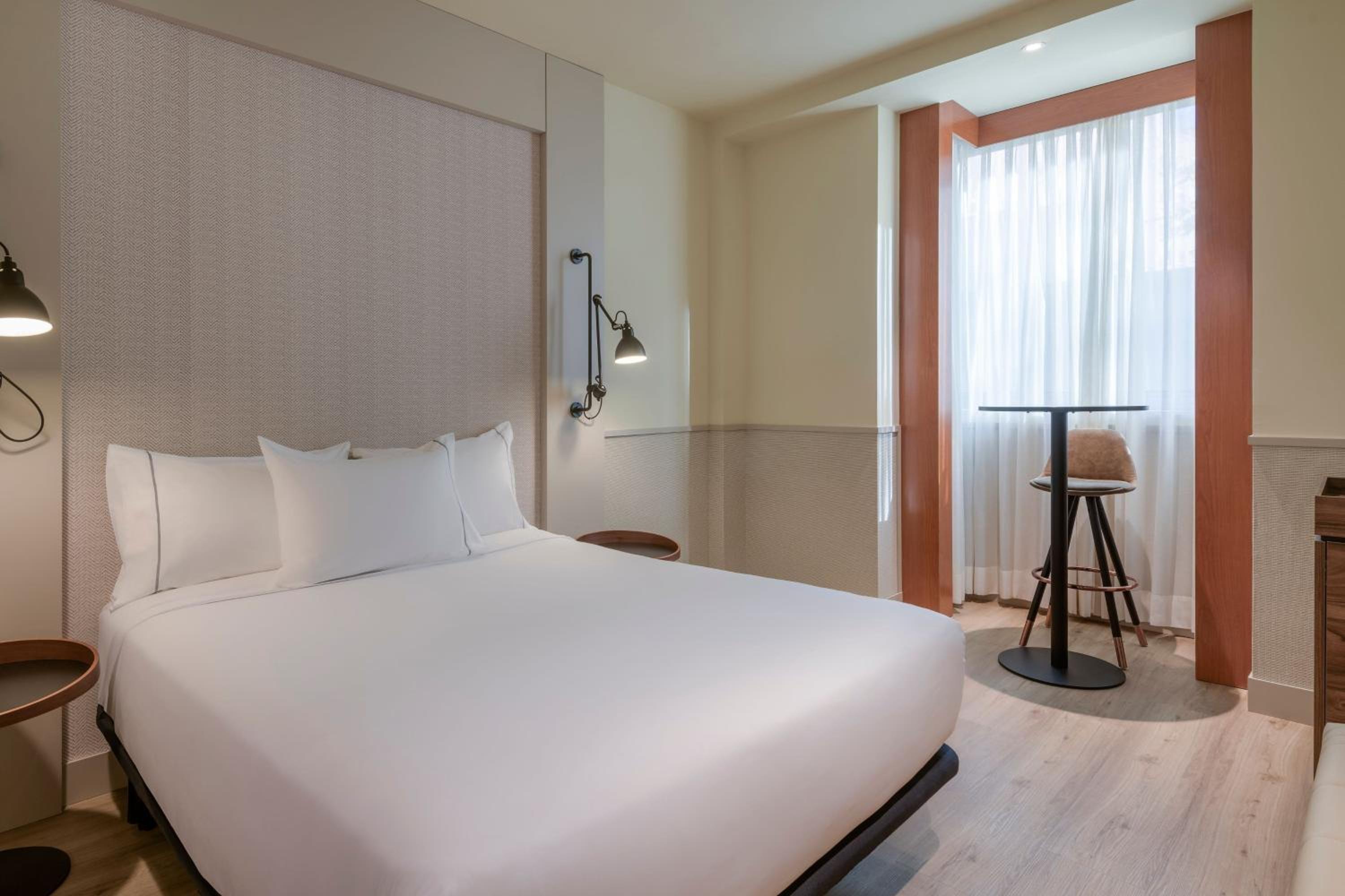 Standard, Guest room, 1 Queen - Photo 7