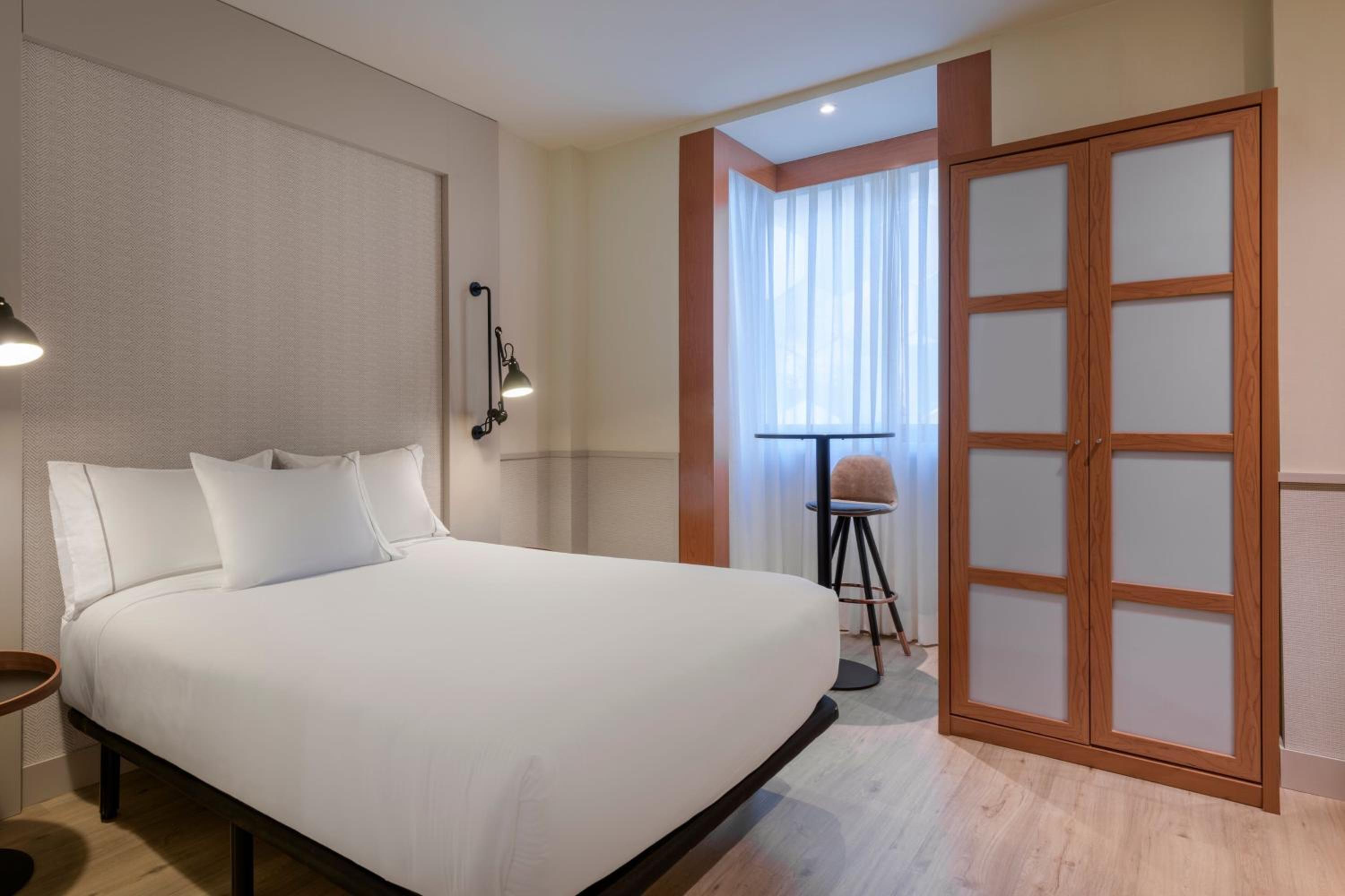 Standard, Guest room, 1 Queen - Photo 9