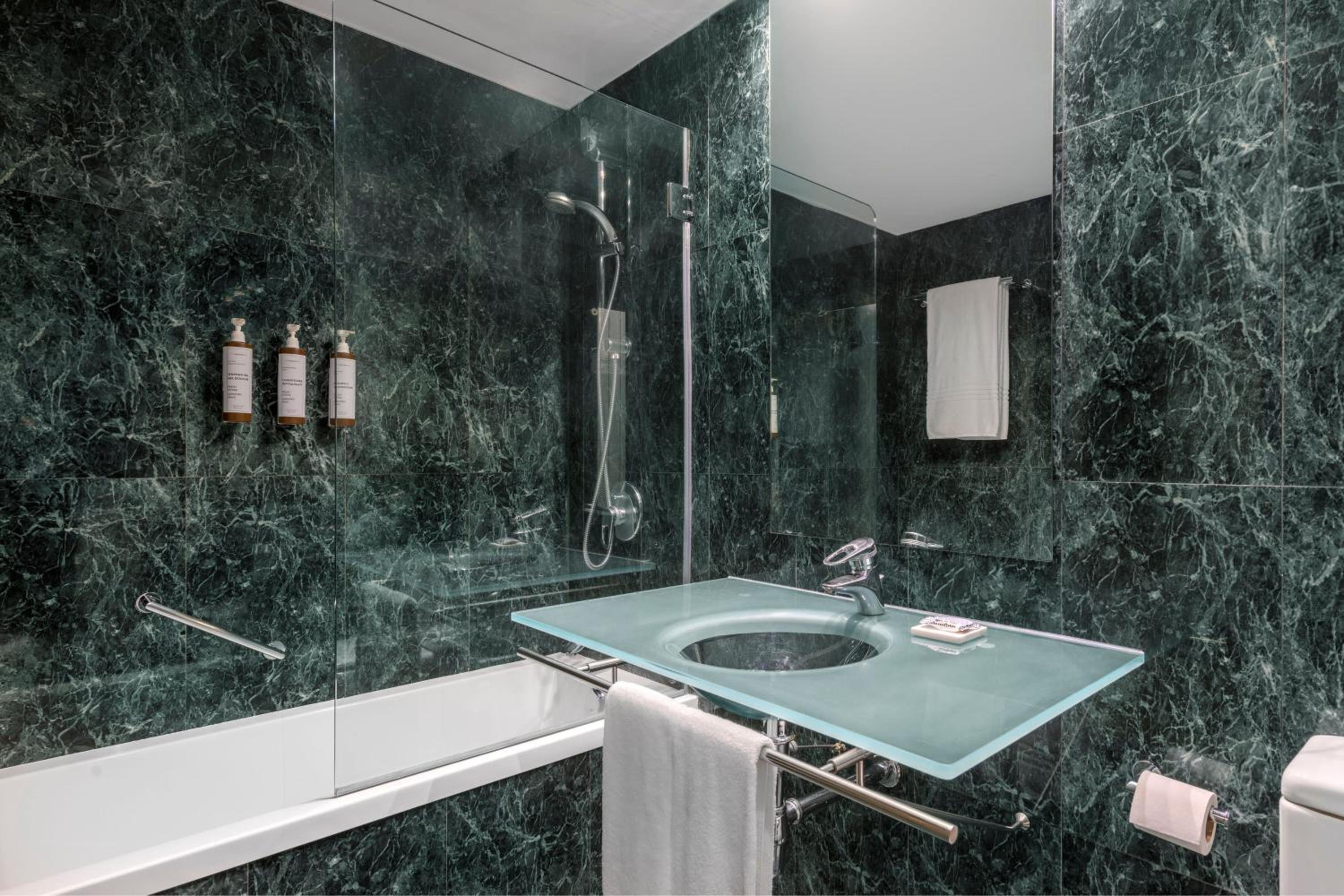 Standard, Guest room, 1 Queen - Photo 15