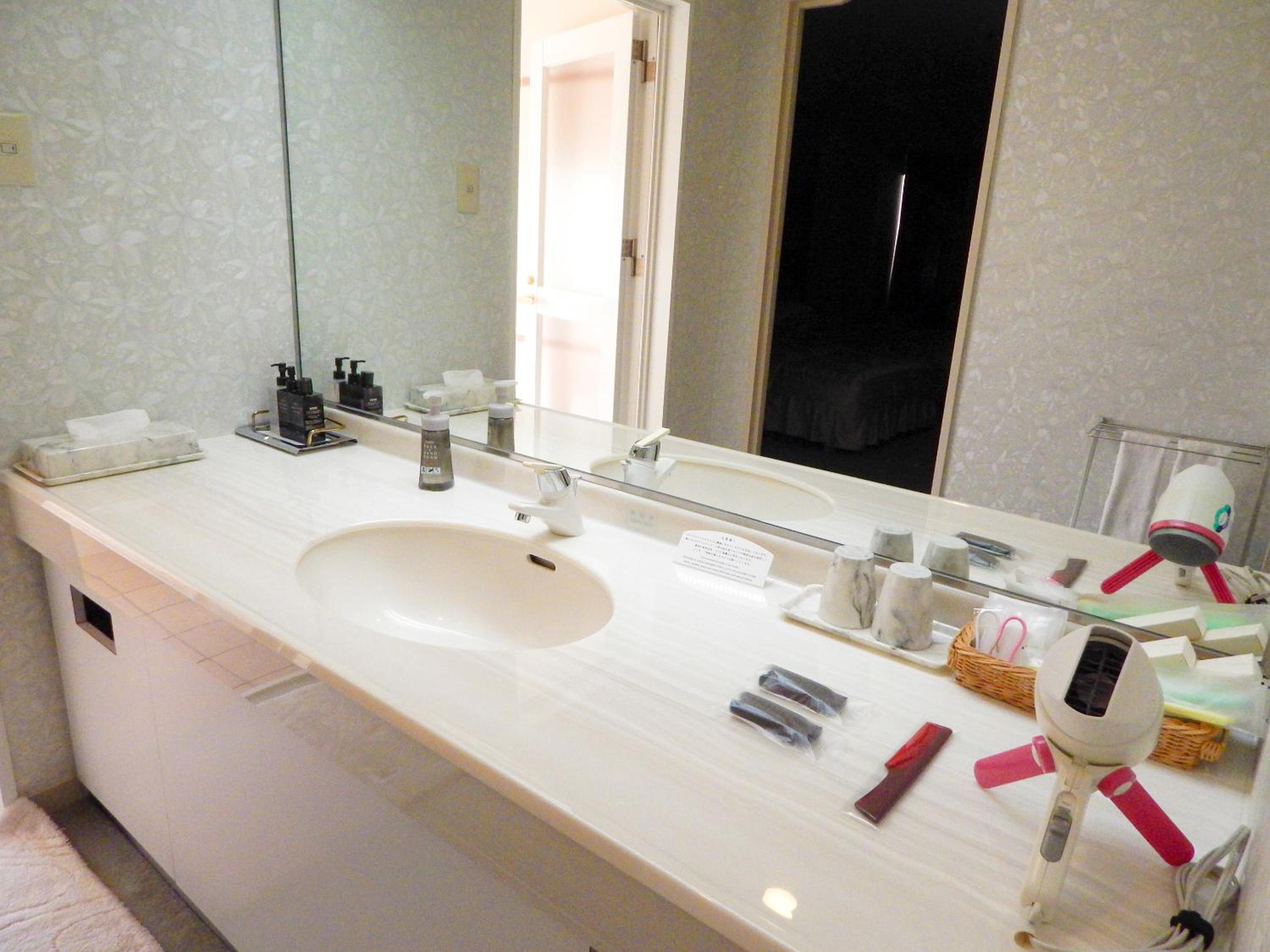 Classic Deluxe Suite with Four Single Beds and Ocean/Sea View photo 2