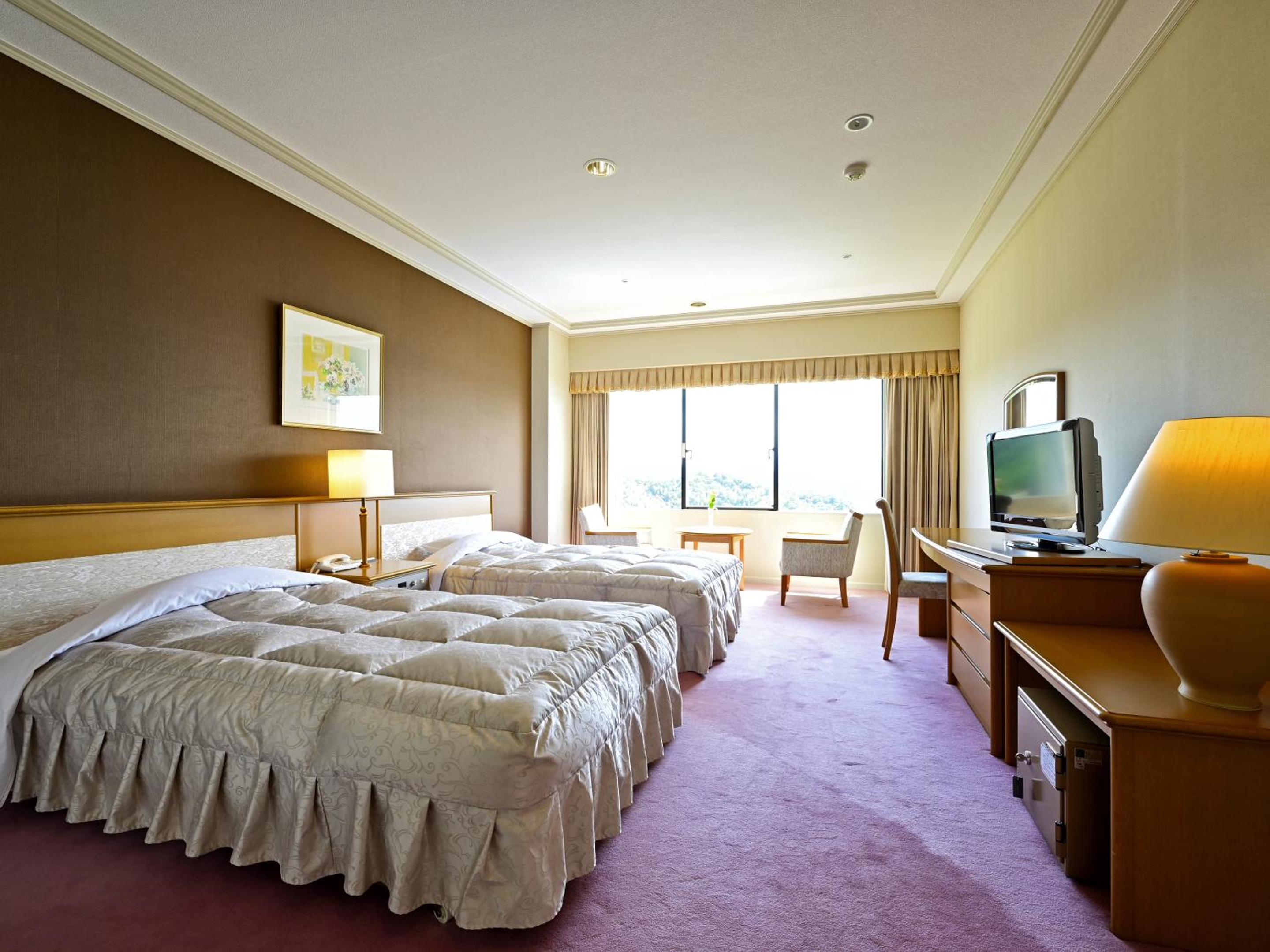 Classic Deluxe Suite with Four Single Beds and Ocean/Sea View photo 3