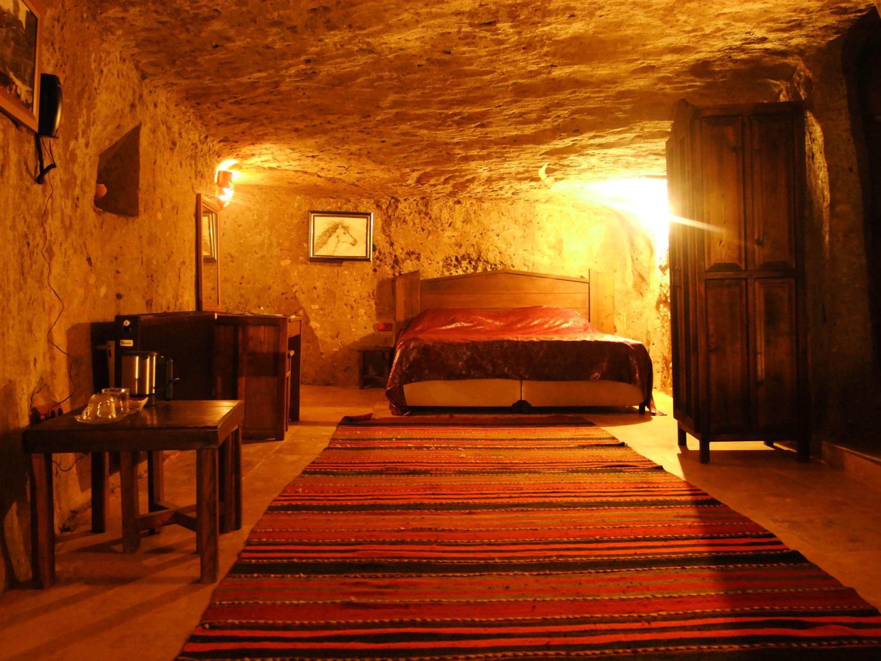 Deluxe Double or Twin Cave Room - Photo 13
