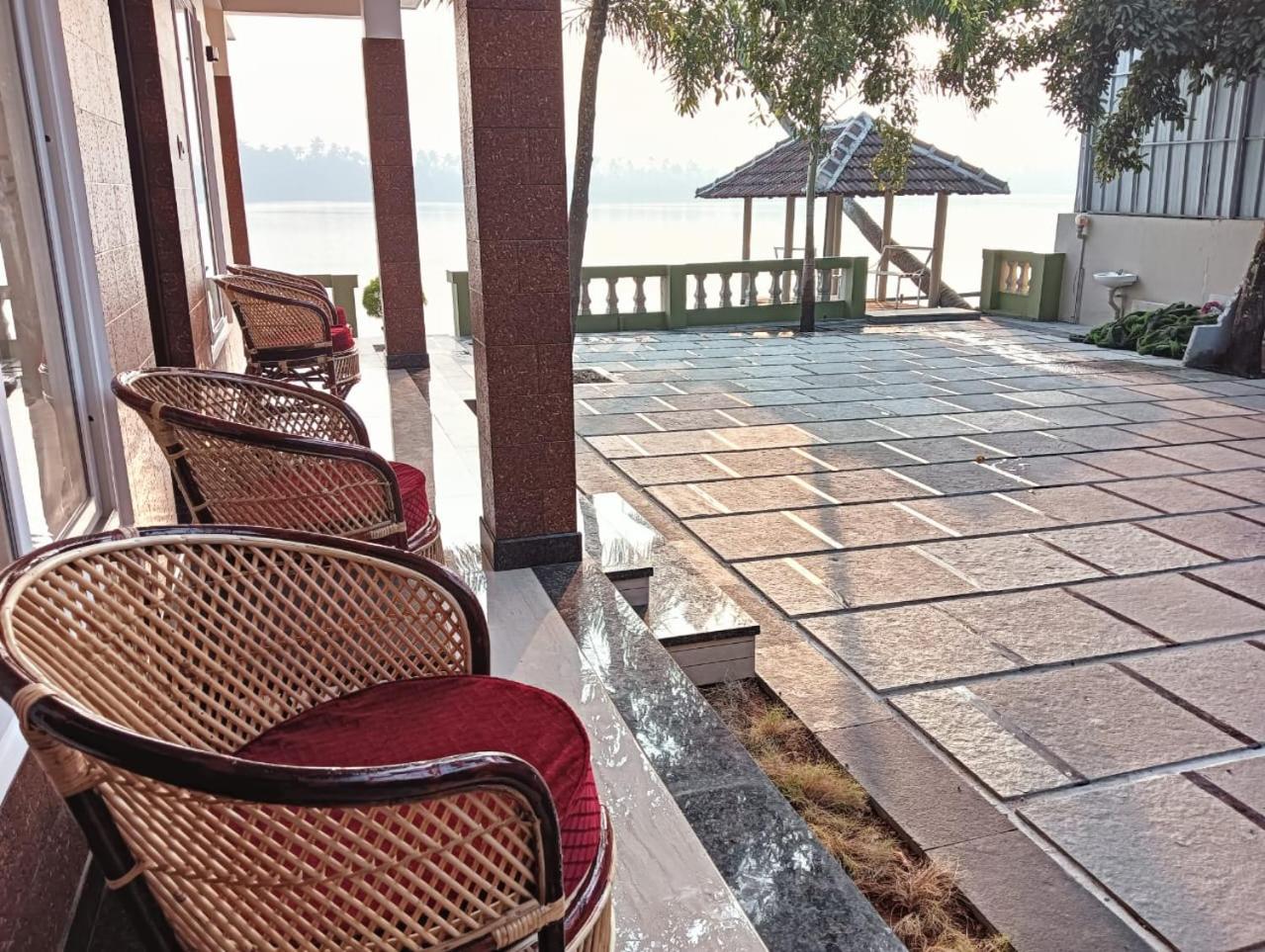 Family Room with Lake View photo 3