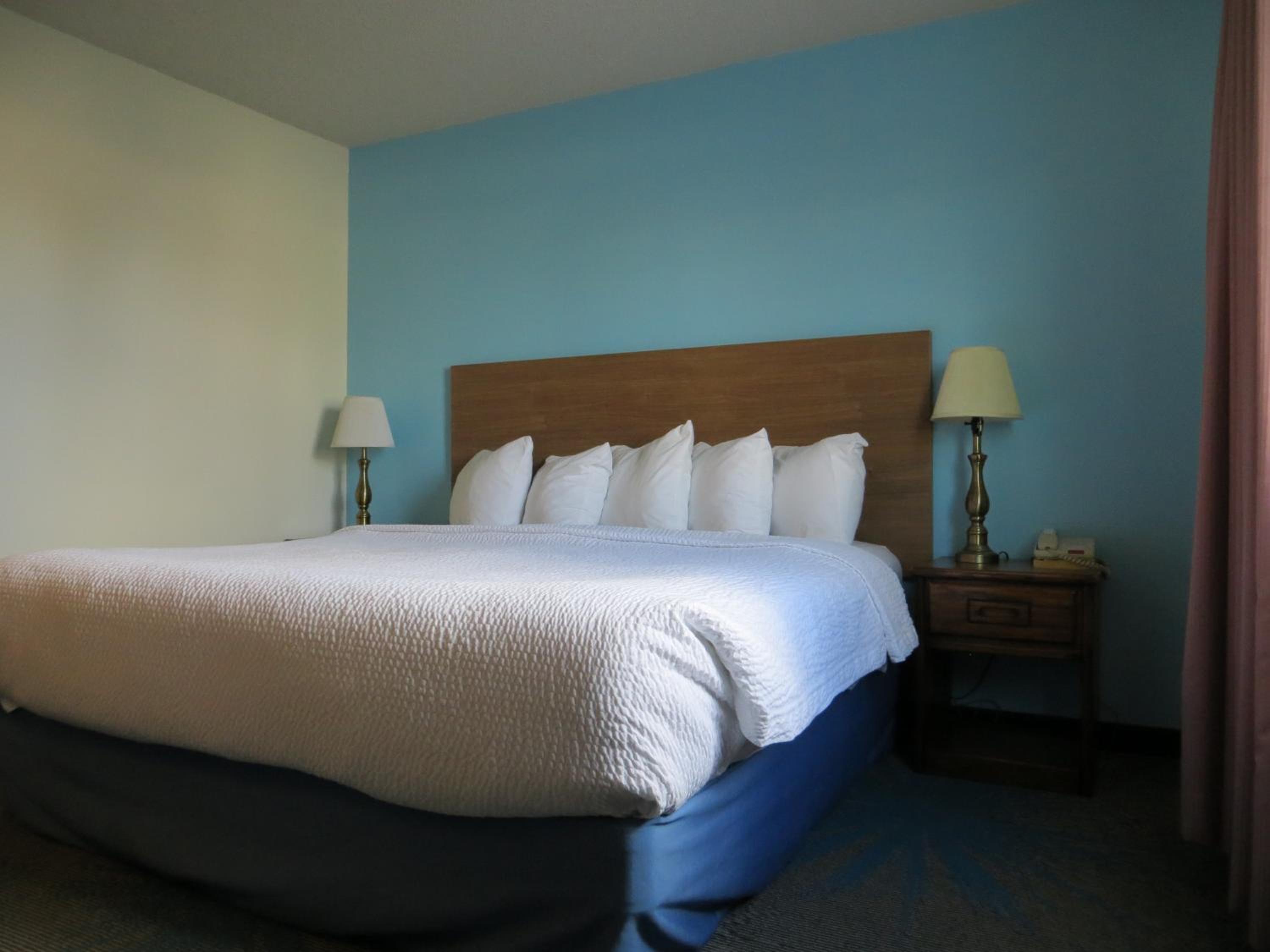 1 King Bed, Mobility/Hearing Accessible Room, Bathtub w/ Grab Bars - Photo 1