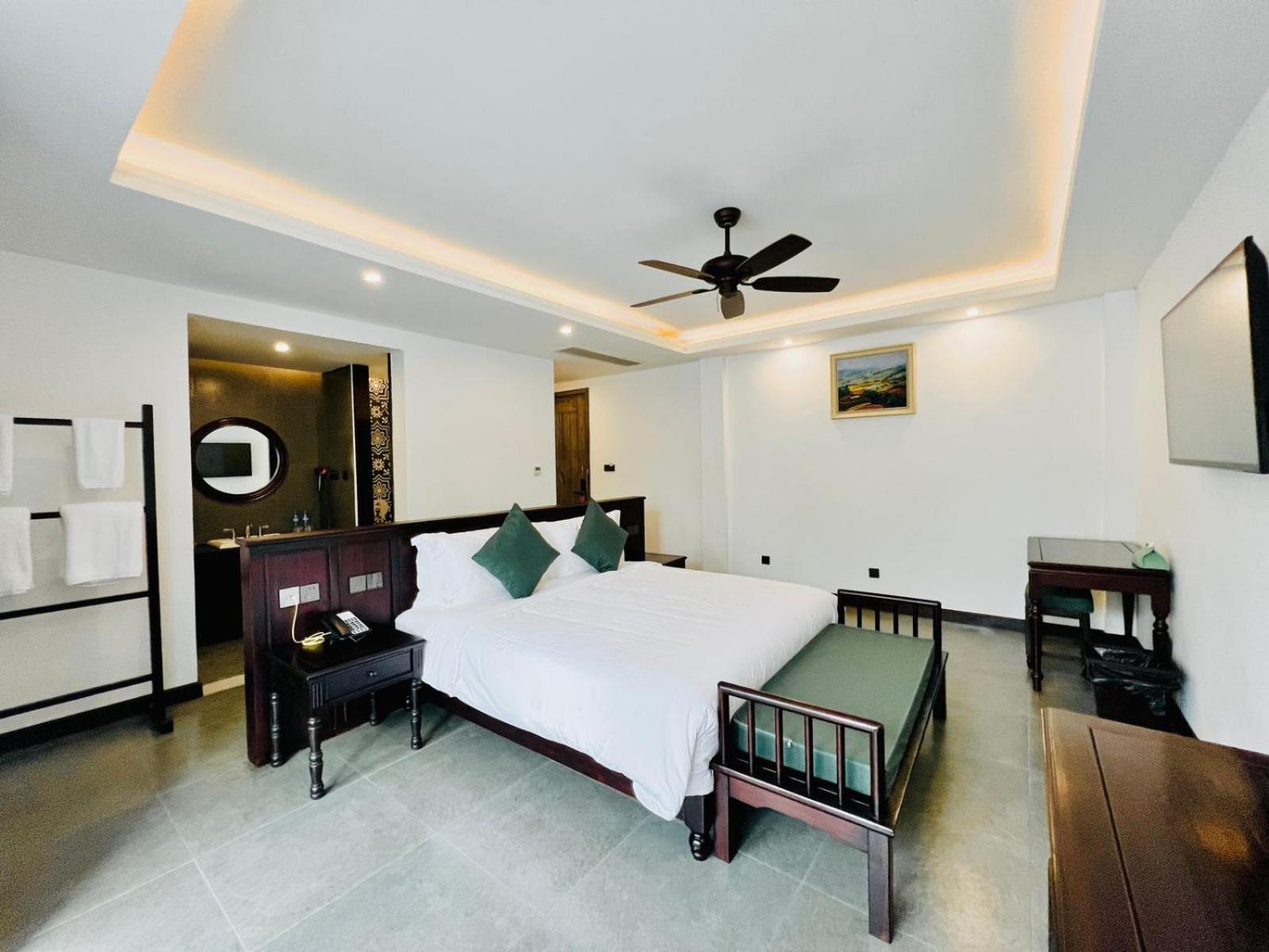 Deluxe Double Room with Balcony - Photo 15