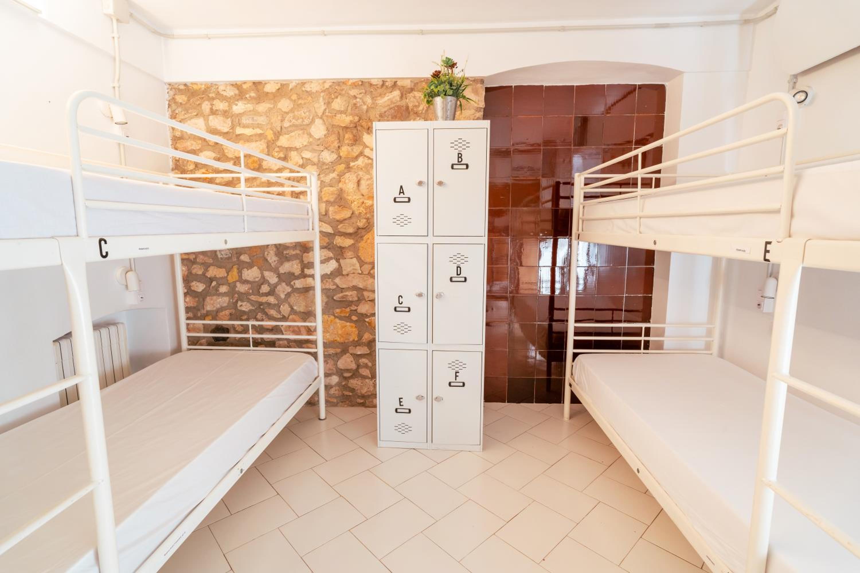 Cama en habitación compartida de 6 camas