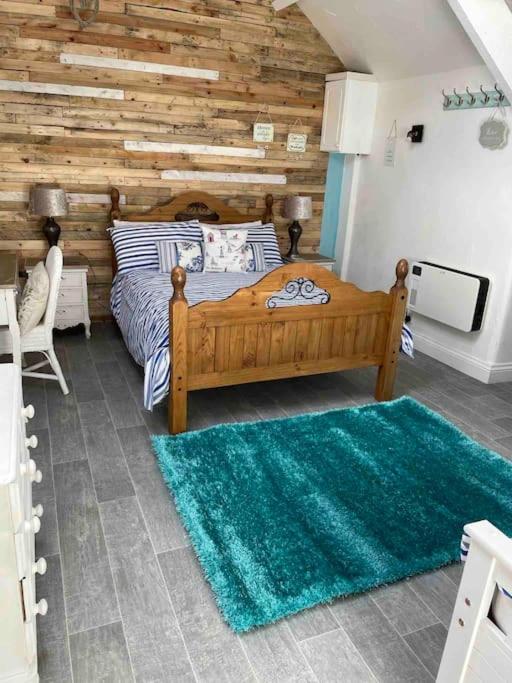 Six-Bedroom House photo 1