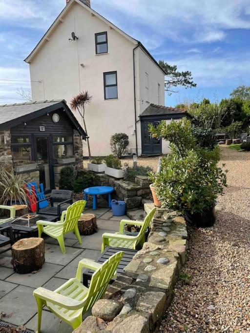 Six-Bedroom House photo 2