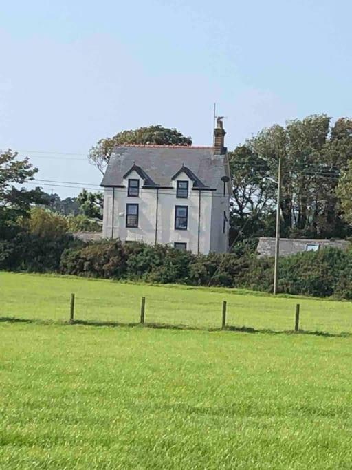Six-Bedroom House photo 3