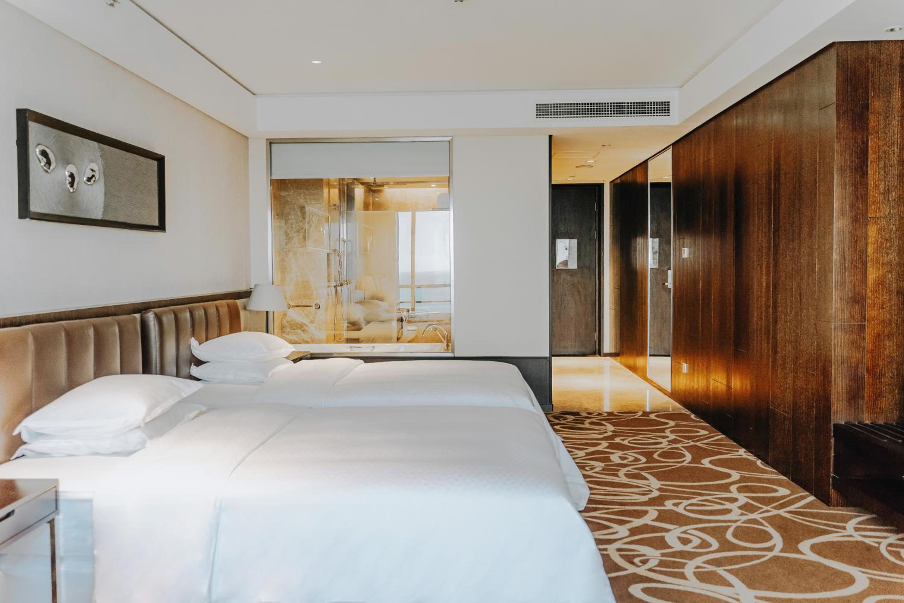 Comfort Room, Guest room, 2 Double, City view, Pool access