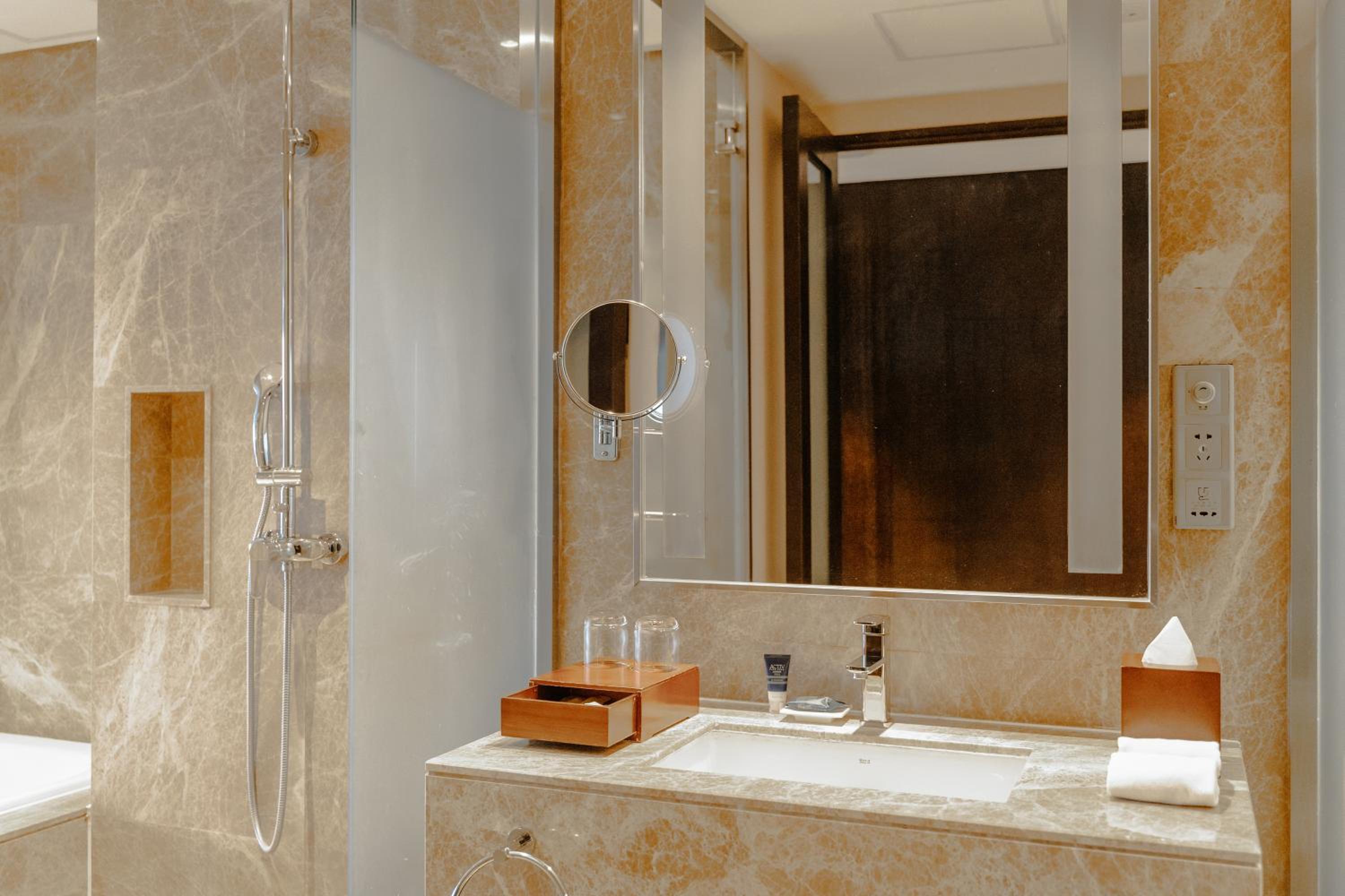 Comfort Room, Guest room, 1 King, City view, Pool access