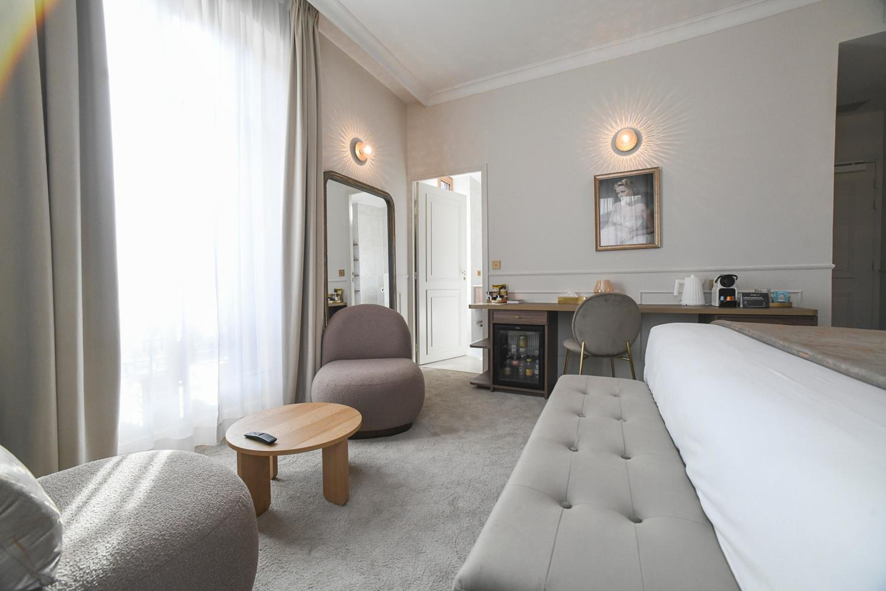Deluxe Double Room - Photo 8