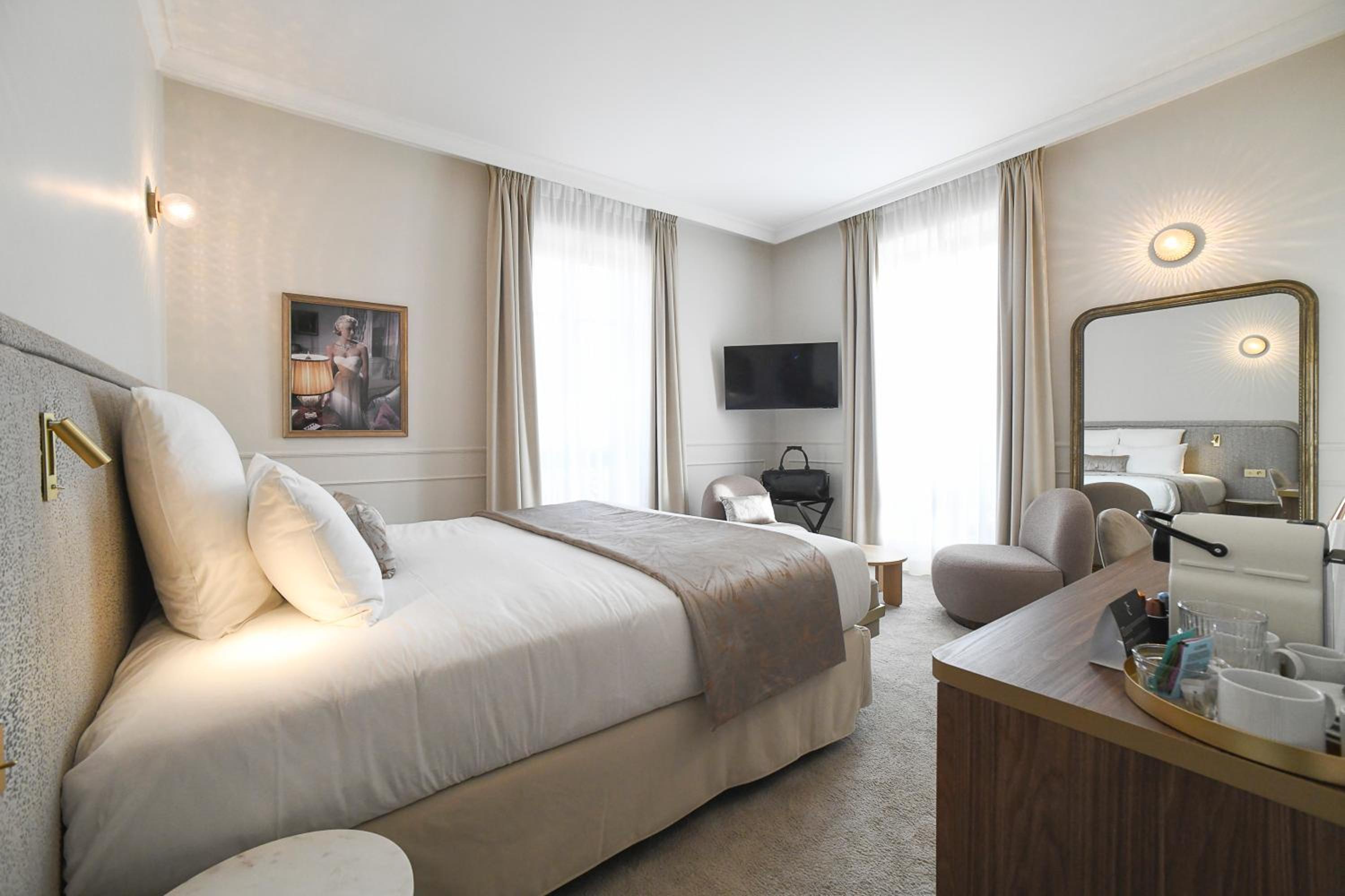 Deluxe Double Room - Photo 9