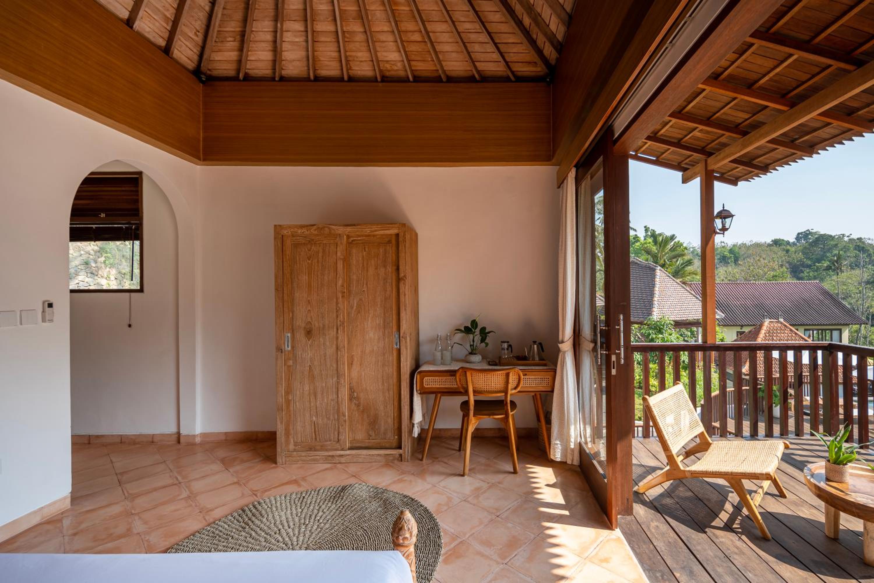 Suite with Pool View - Photo 3