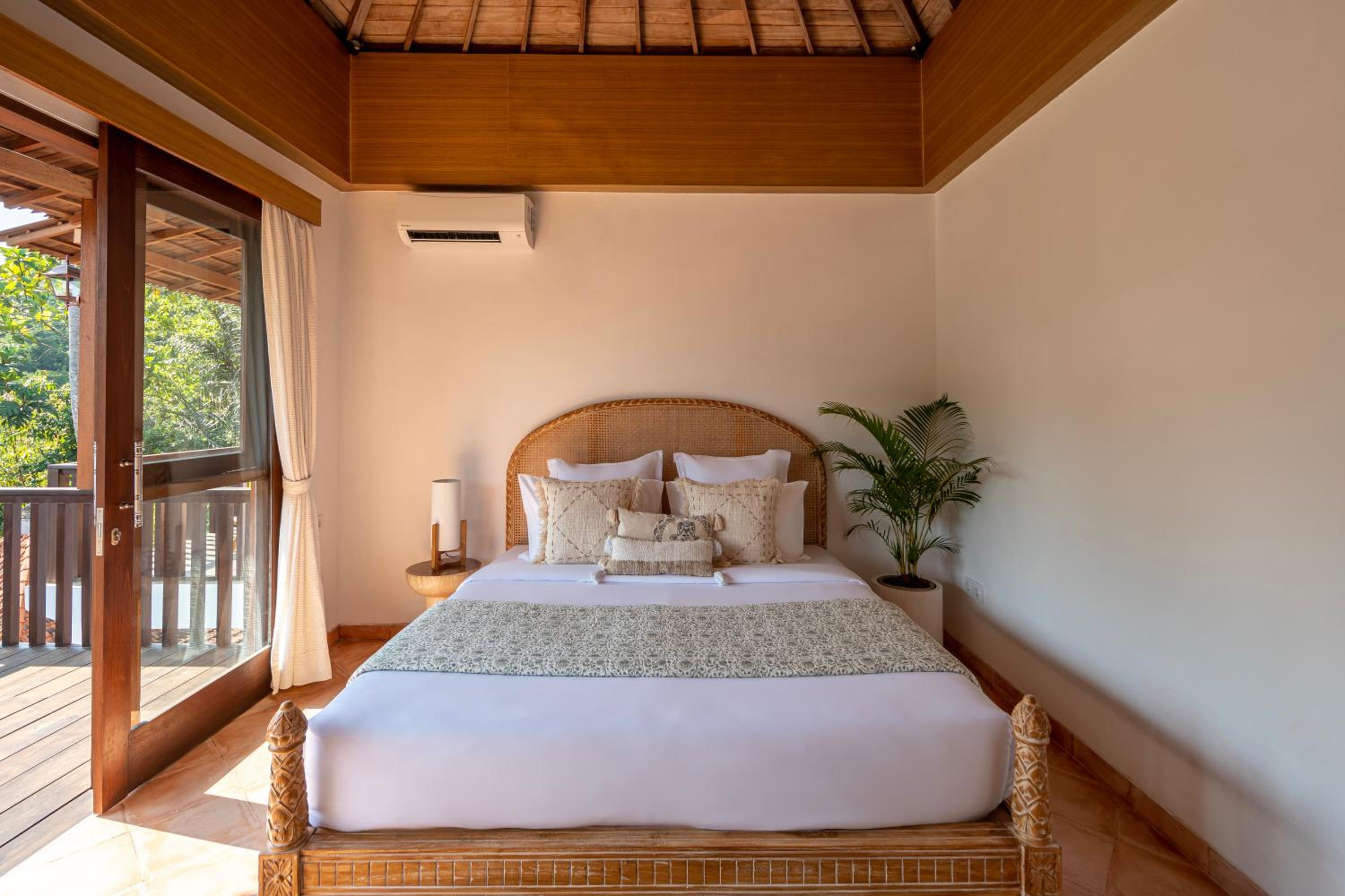 Suite with Pool View - Photo 1