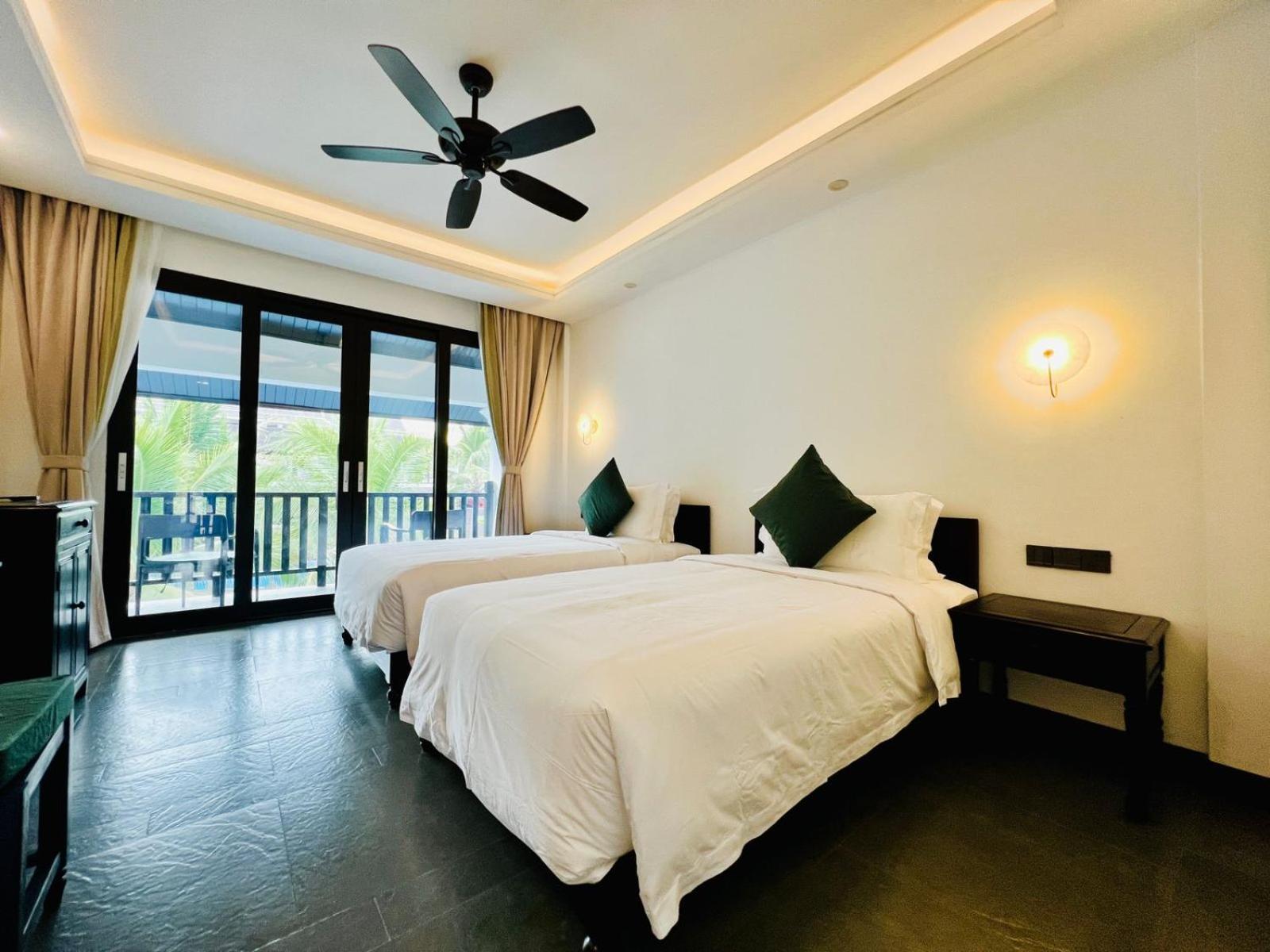 Twin Room with Pool View - Photo 4