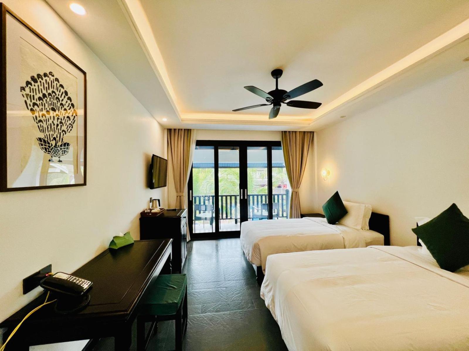 Twin Room with Pool View - Photo 5