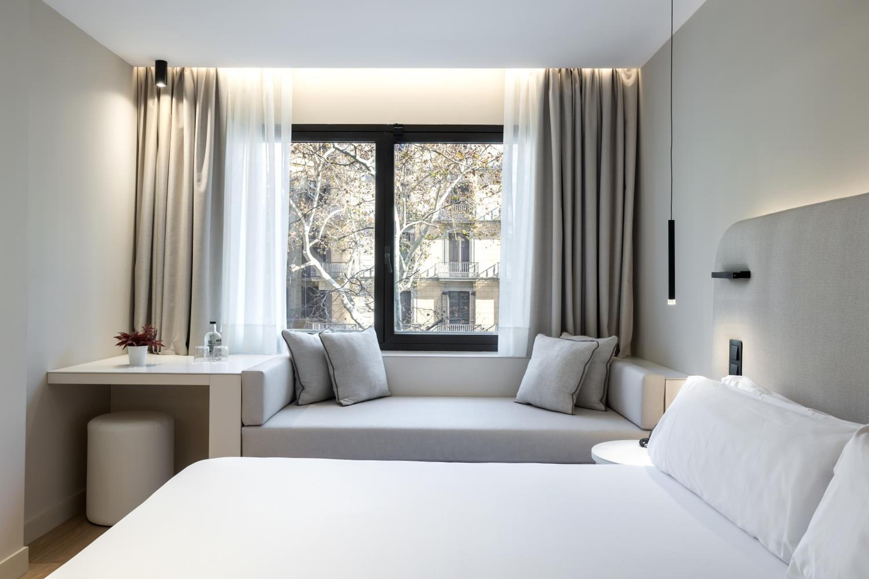 Design Room with Ramblas view photo 3