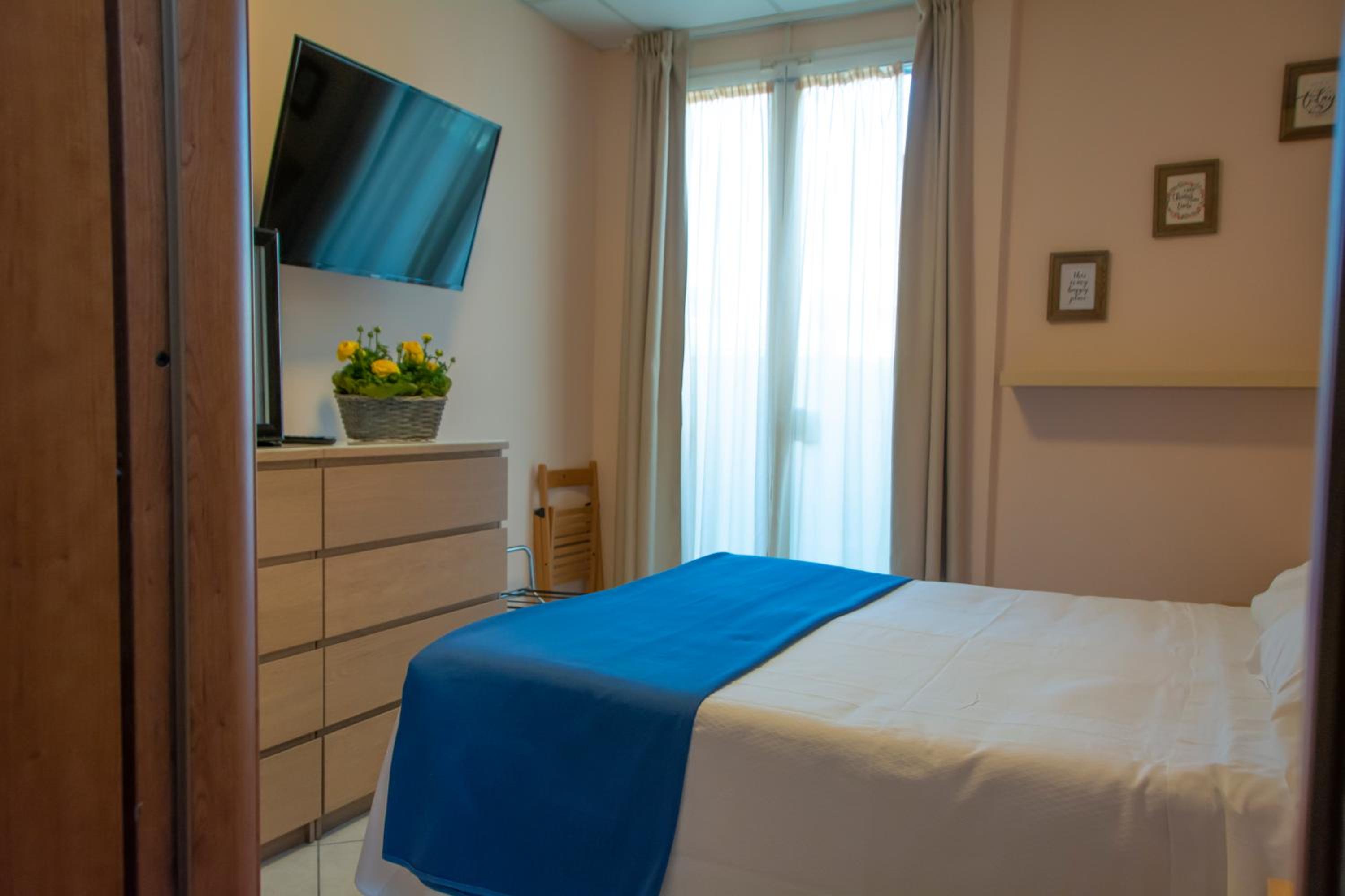 Double or Twin Room - Photo 12