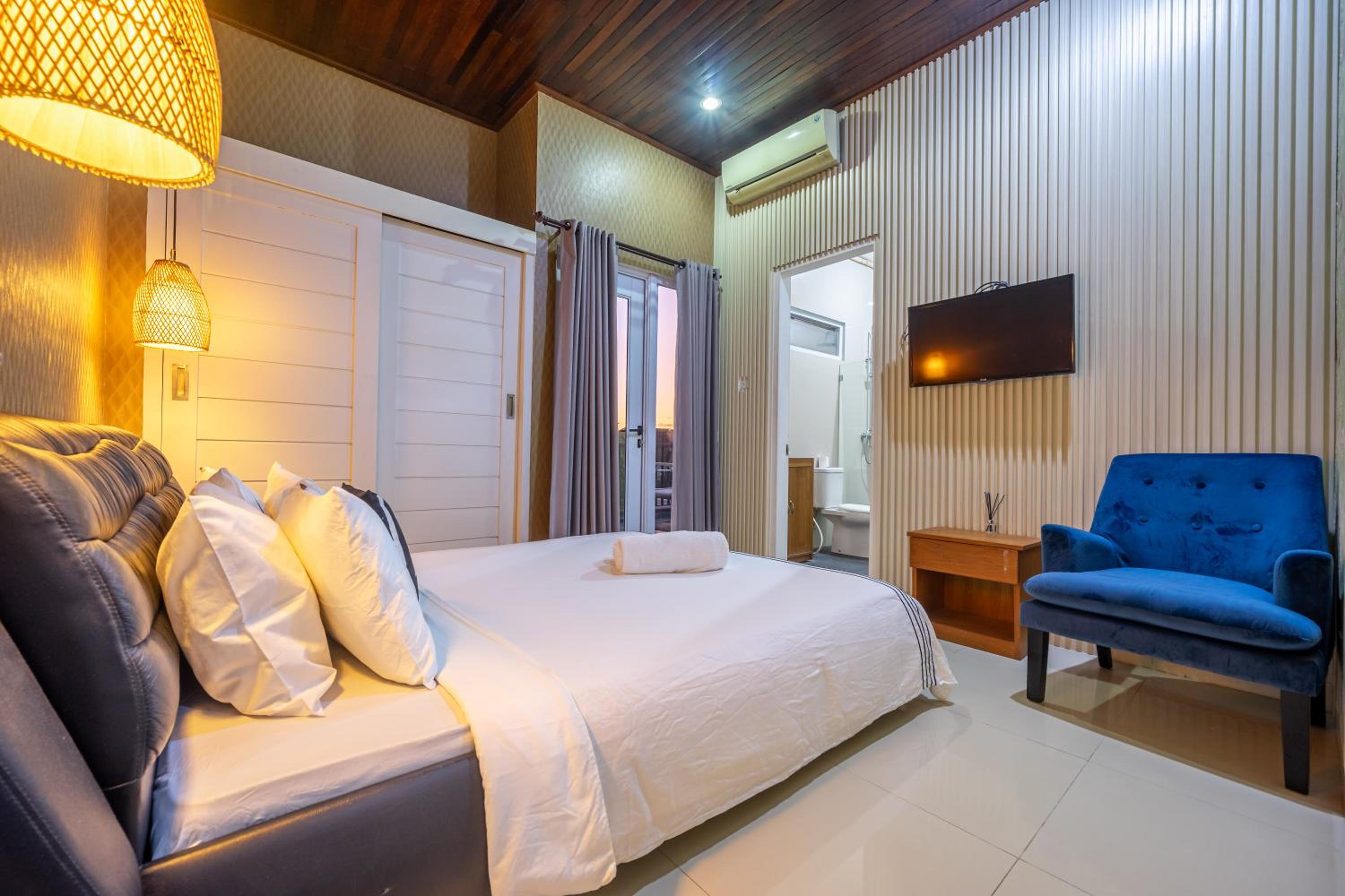 Three-Bedroom Villa - Photo 26