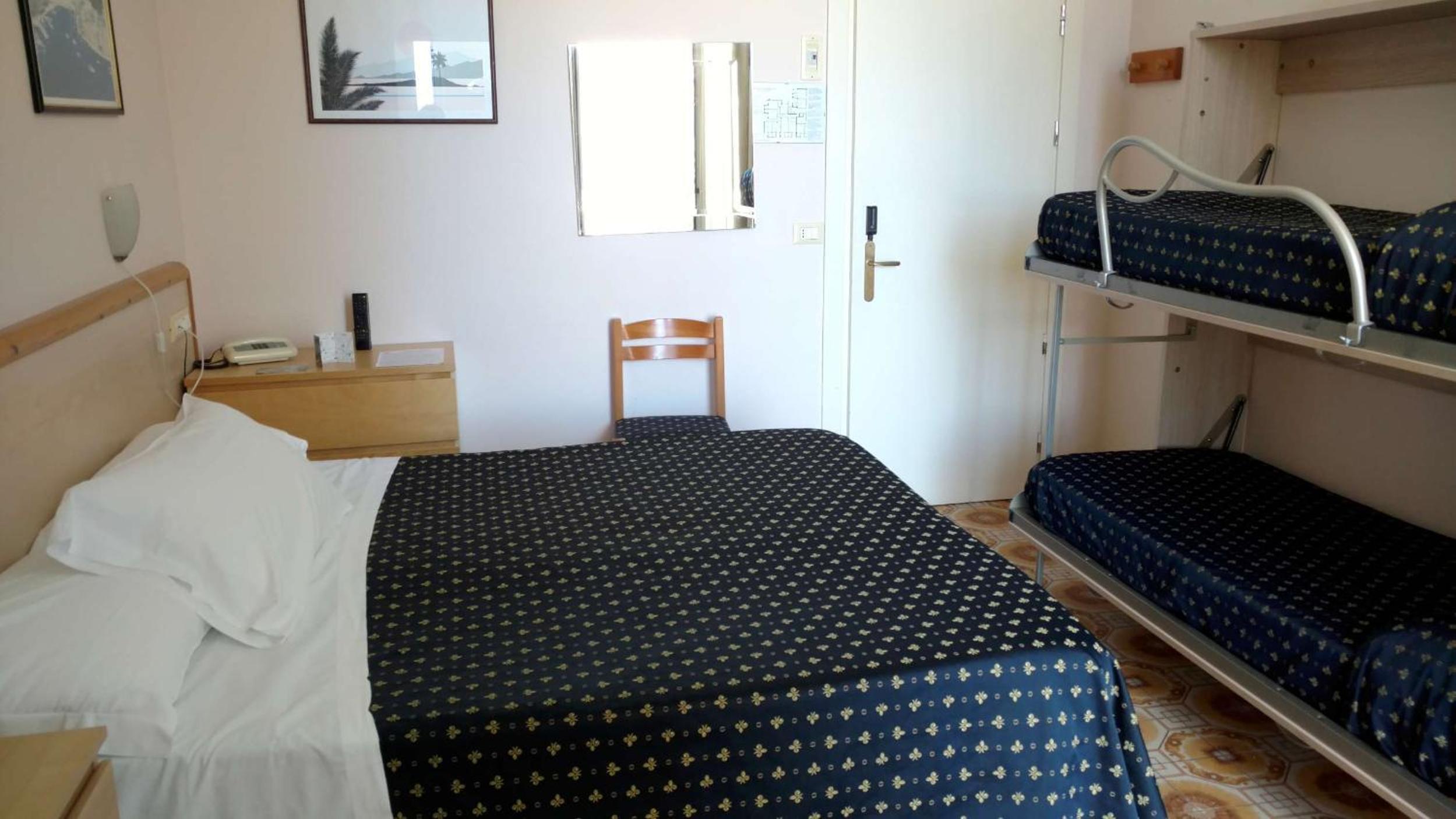 Quadruple Room - Photo 5