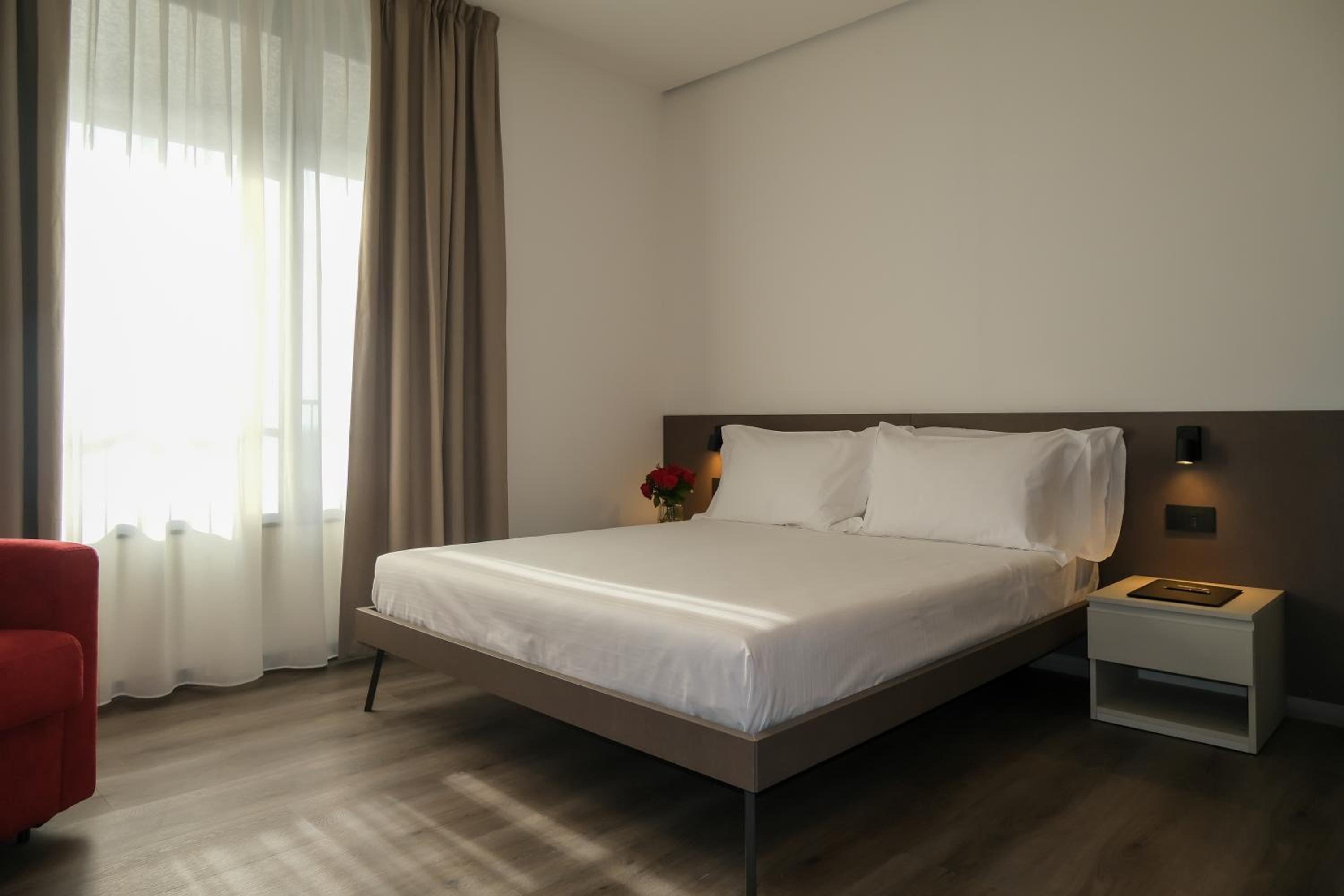 Standard Double or Twin Room - Photo 12