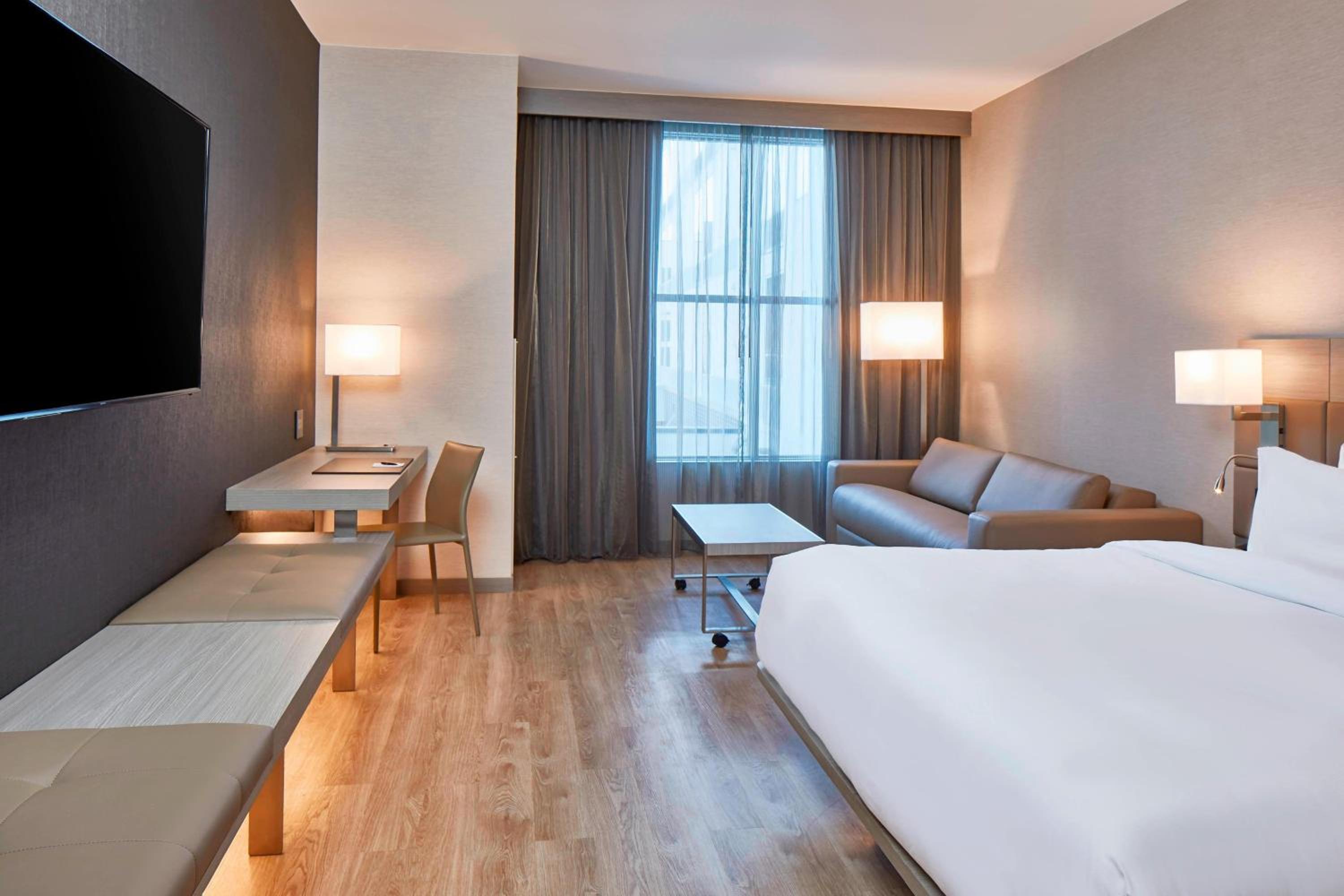 Deluxe Guest room, 1 King, Sofa bed, High floor photo 1