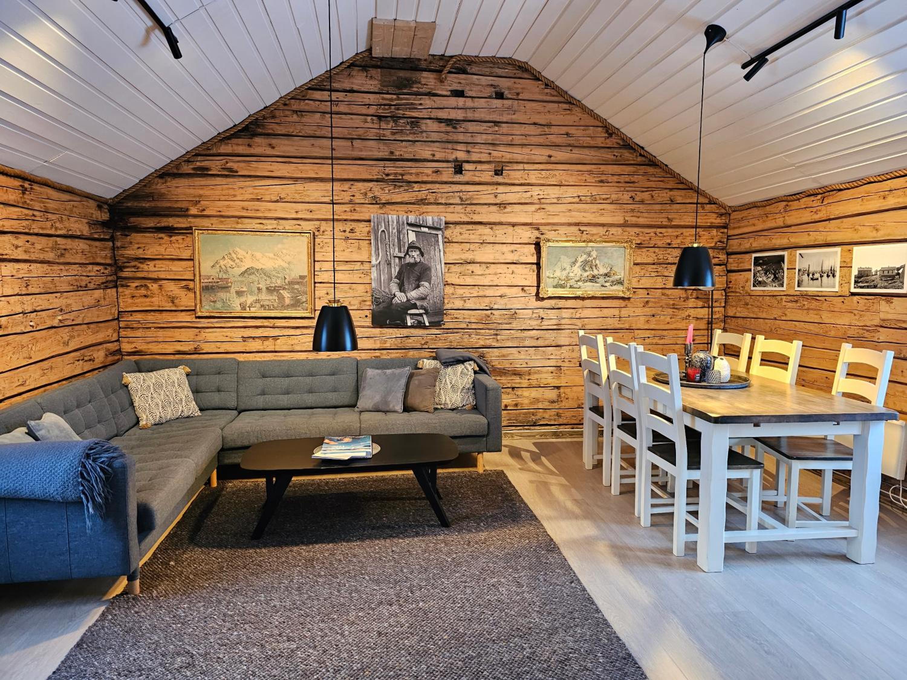 Three-Bedroom Cottage (8 Adults) - Photo 3