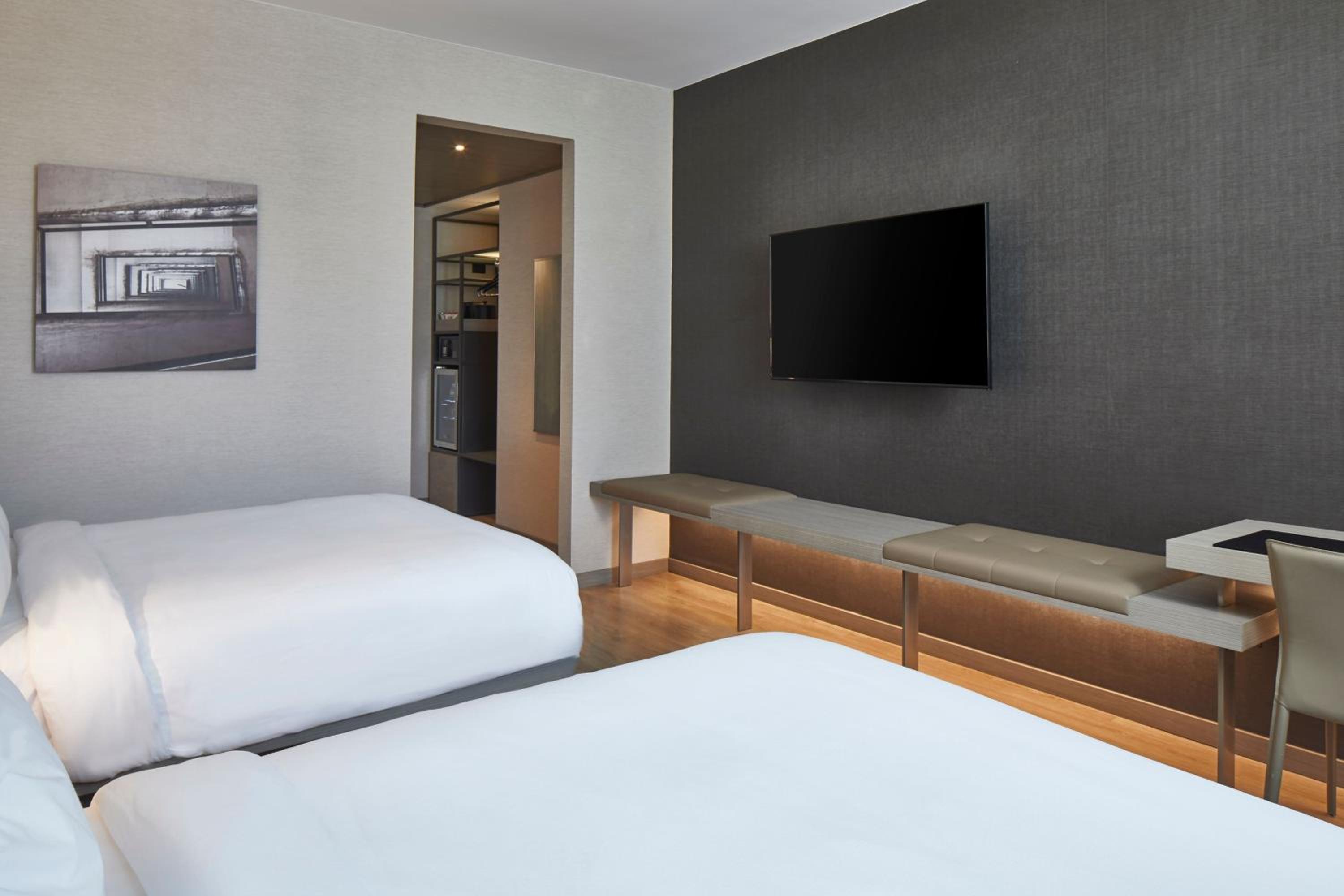 Queen Room with Two Queen Beds - Hearing Accessible photo 3