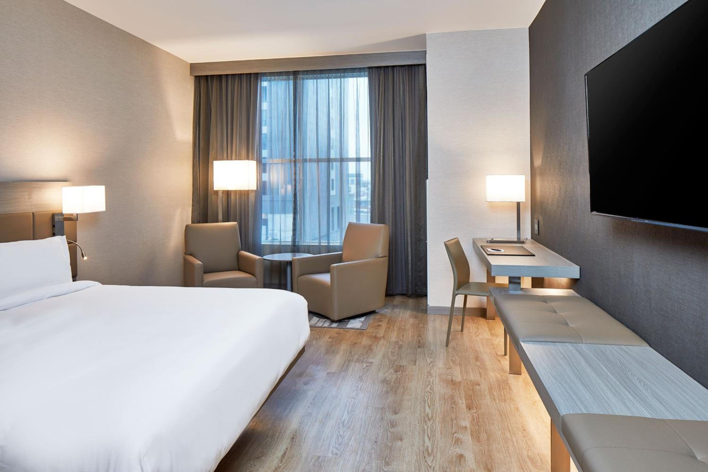 Guest room, 1 King, High floor photo 3