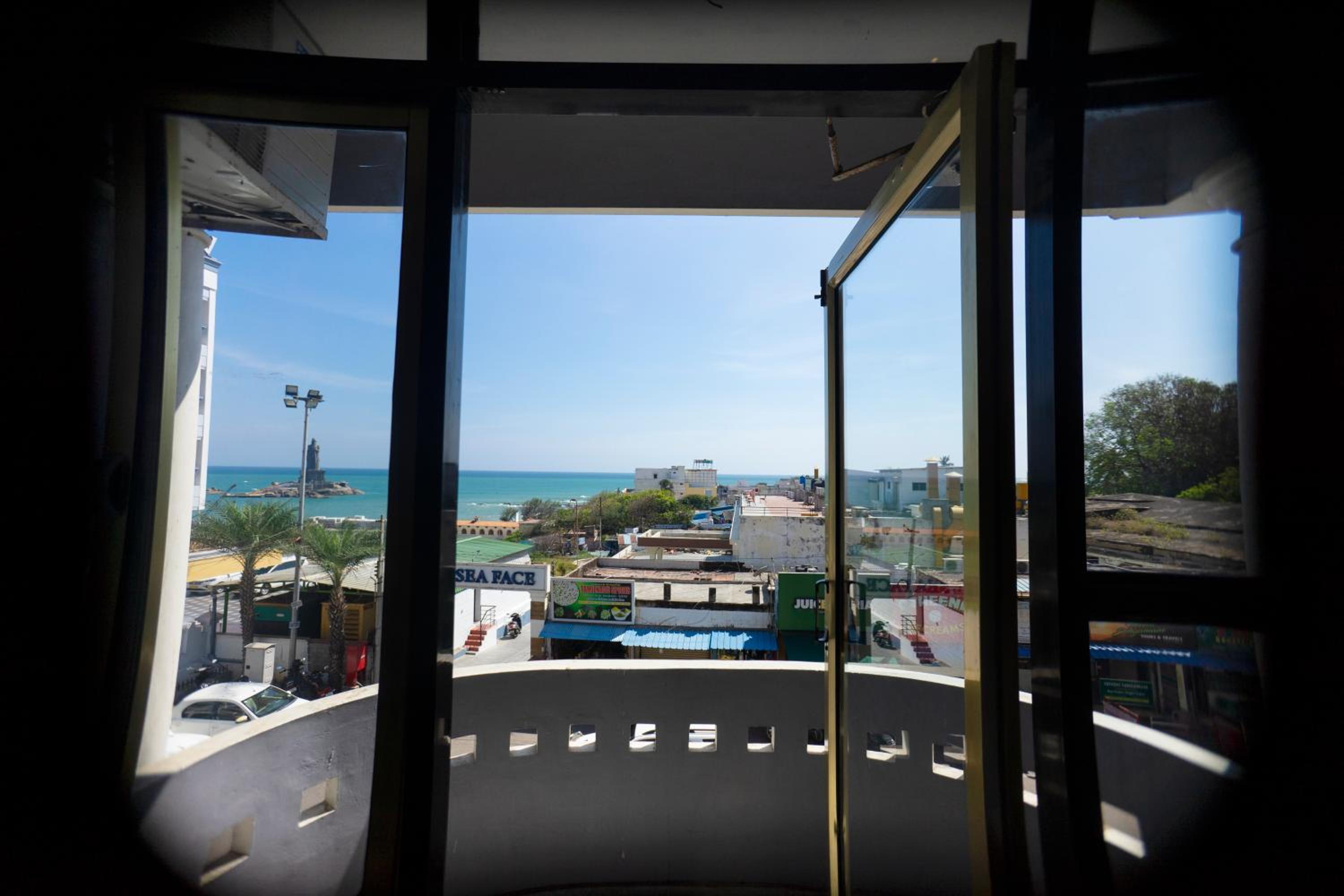 Deluxe Triple Room With Sea View photo 2